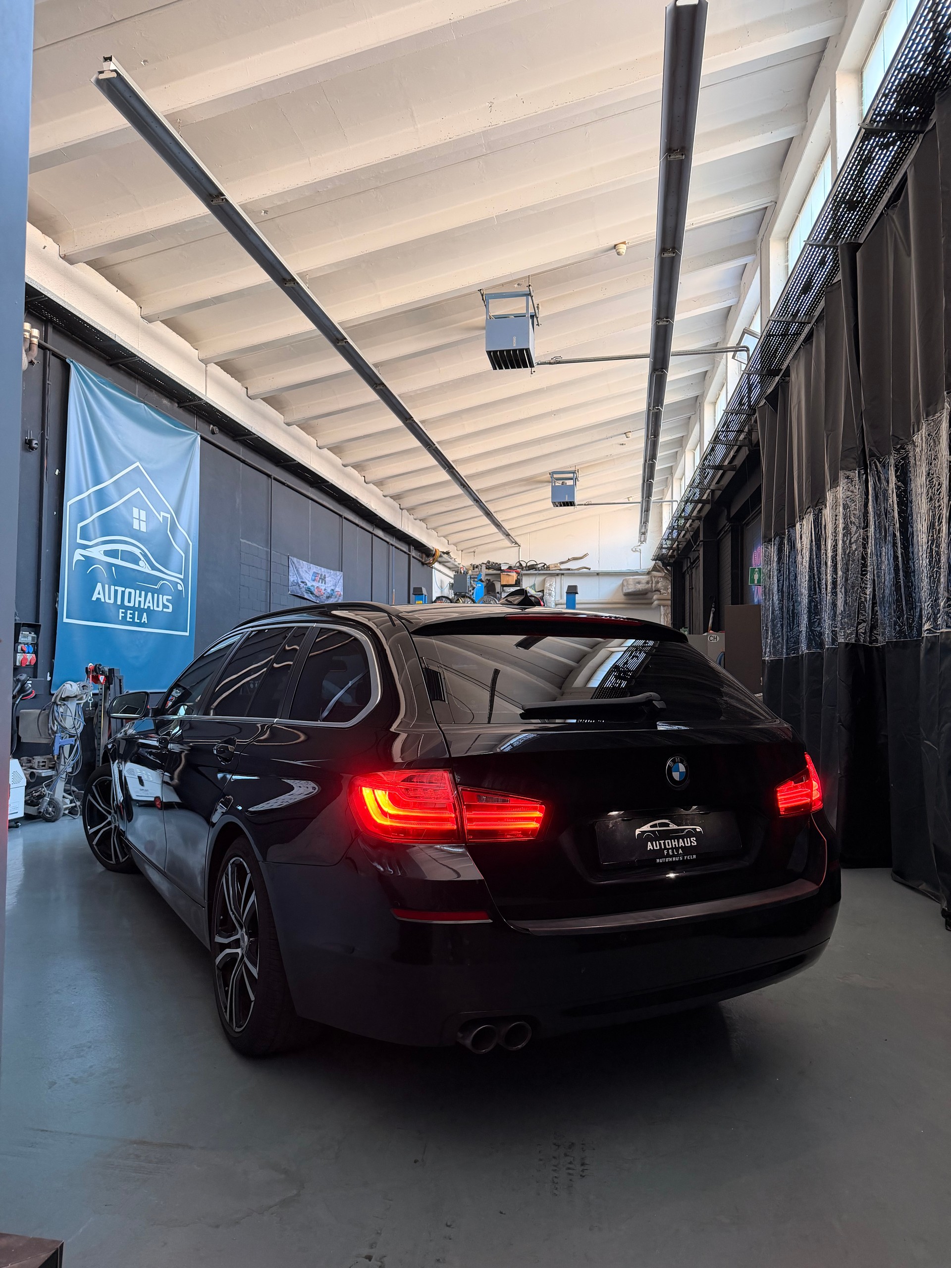 BMW 520d Touring xDrive Luxury Line Steptronic-image-3