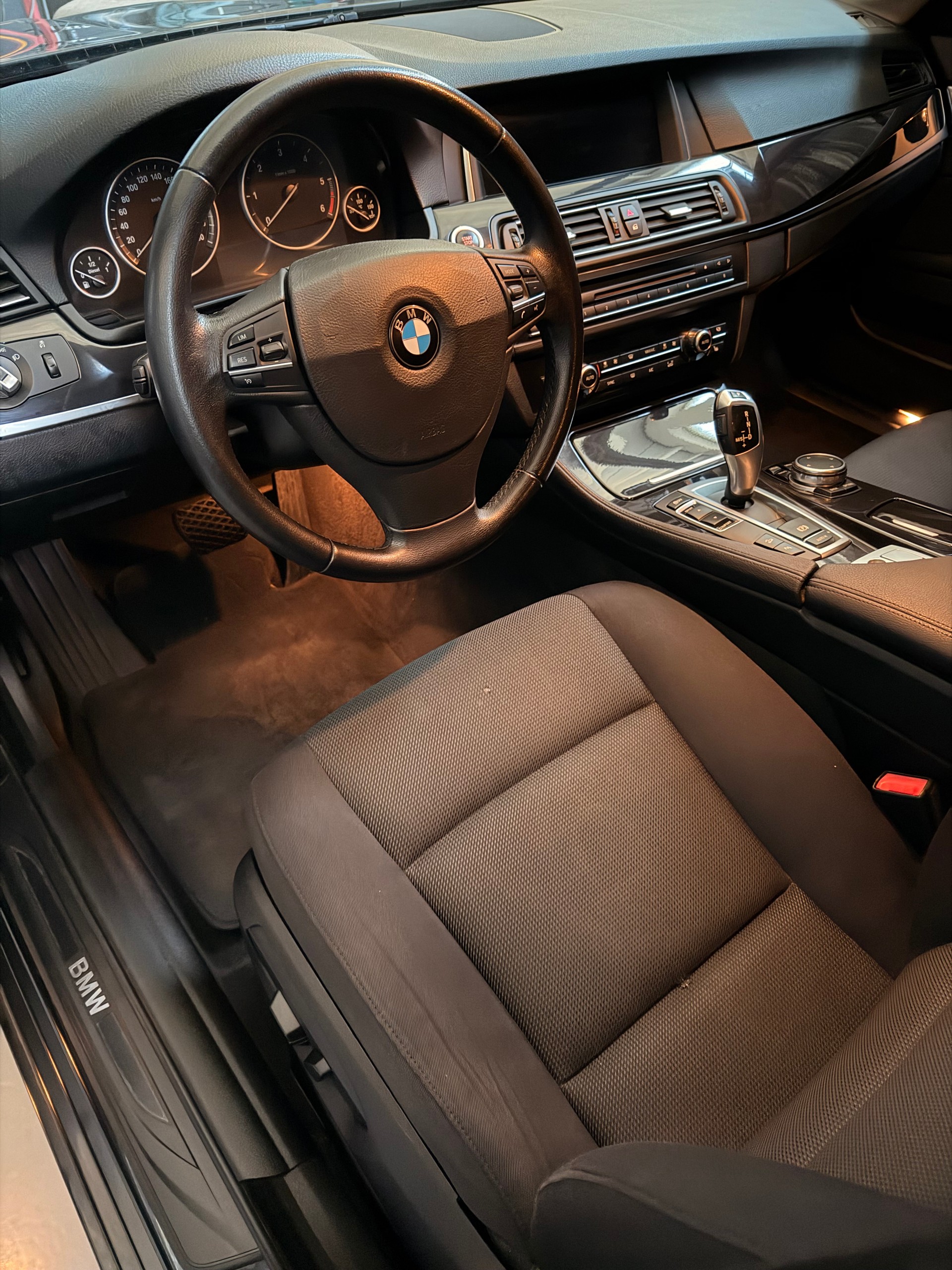BMW 520d Touring xDrive Luxury Line Steptronic-image-4