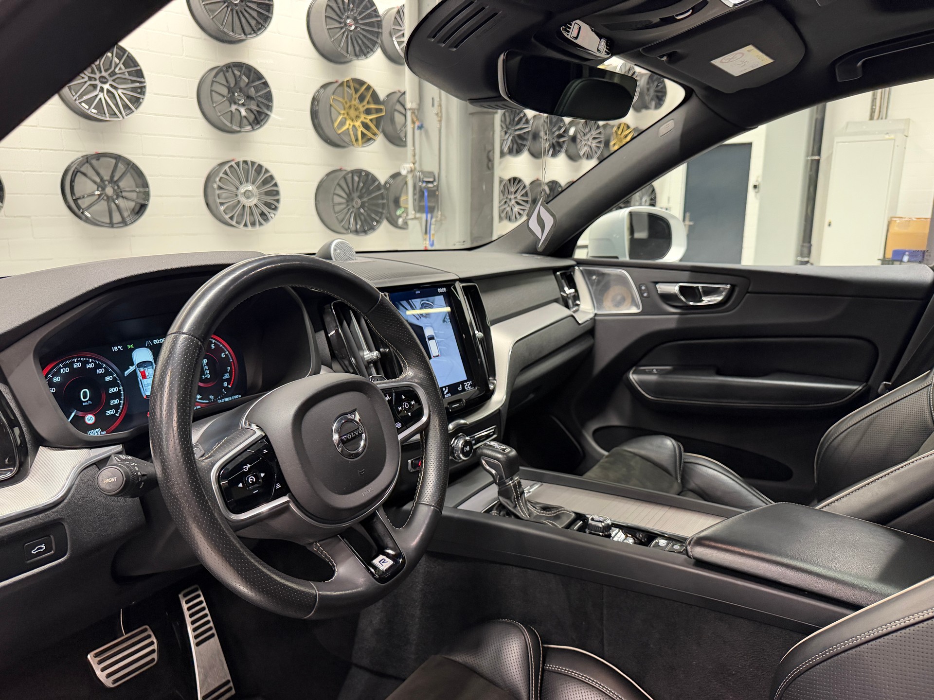 VOLVO XC60 2.0 T6 R-Design AWD *CH-Auto*Gratis Service*Frisch MFK*Garantie*Adaptive Luftfederung*-image-16