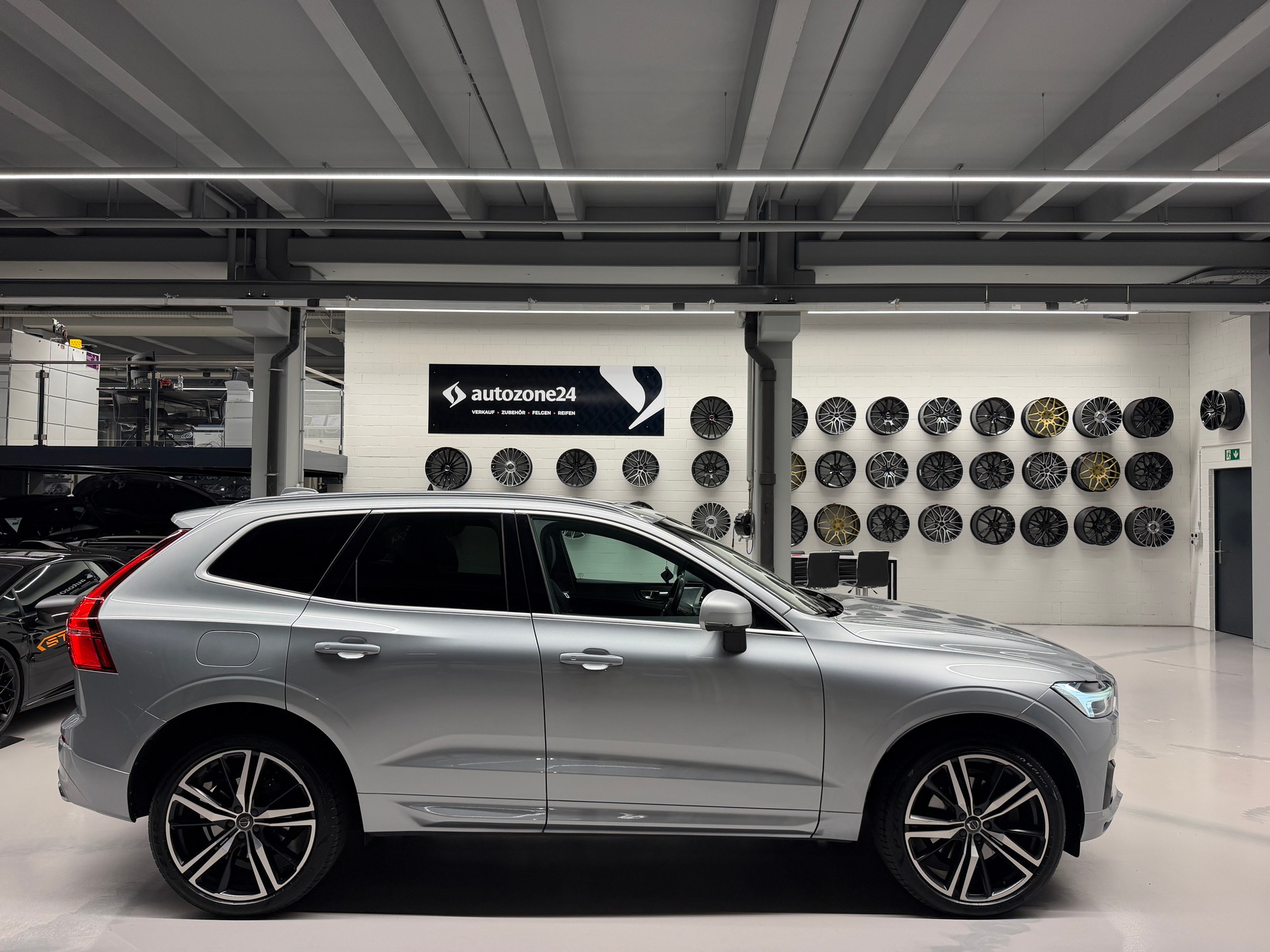 VOLVO XC60 2.0 T6 R-Design AWD *CH-Auto*Gratis Service*Frisch MFK*Garantie*Adaptive Luftfederung*-image-4