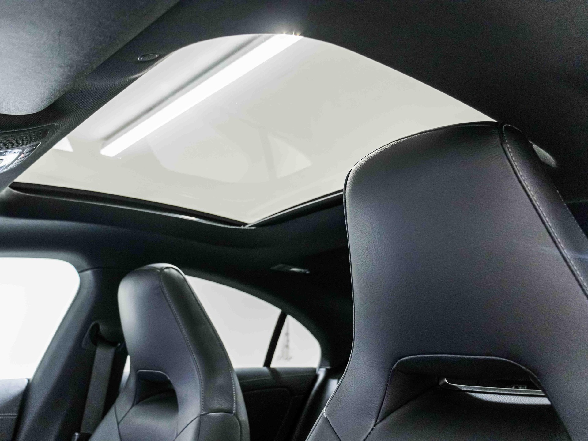 MERCEDES-BENZ CLA 250 4MATIC Coupé-image-9
