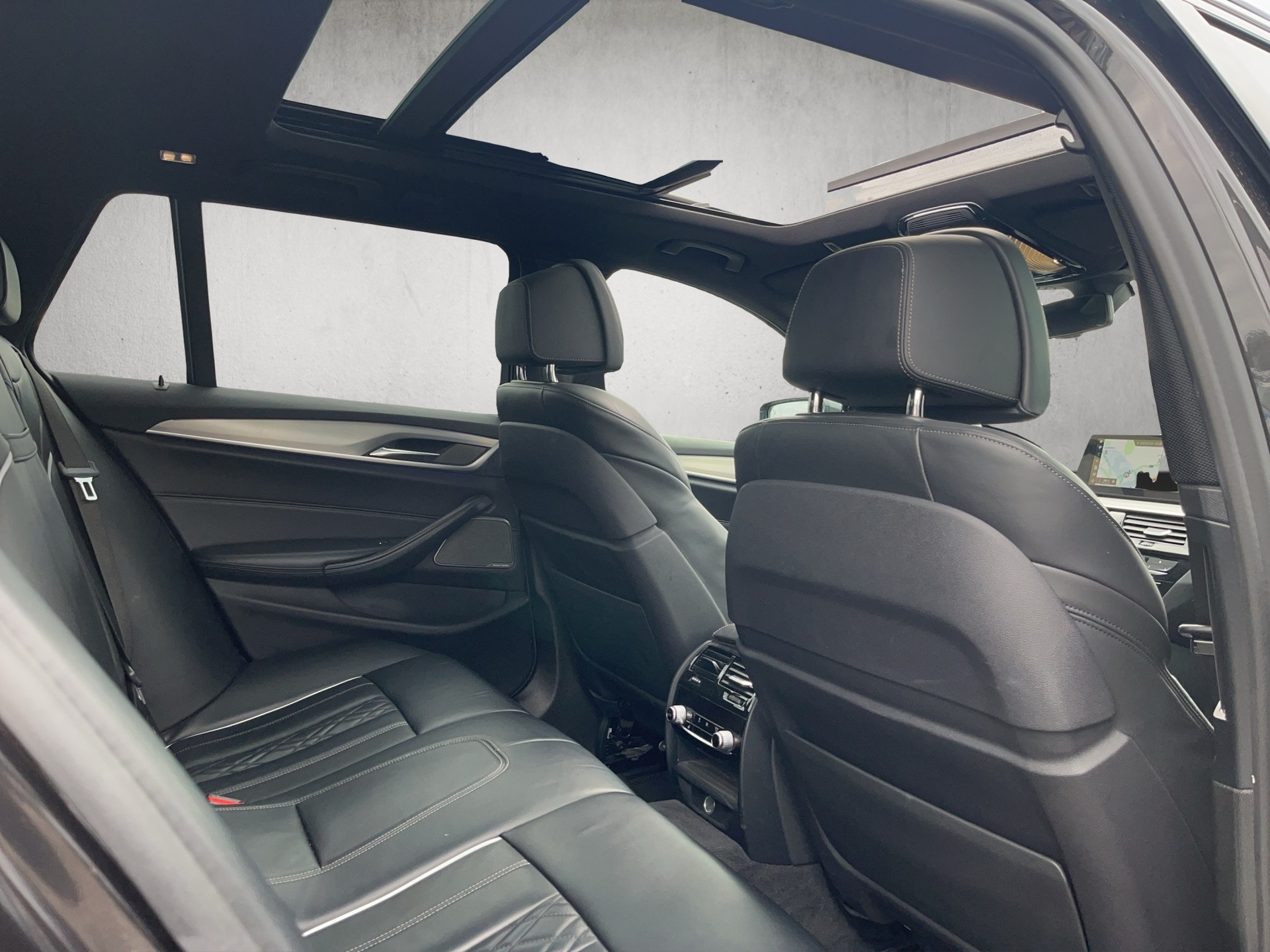 BMW 540i xDrive Touring Luxury Line Steptronic-image-10