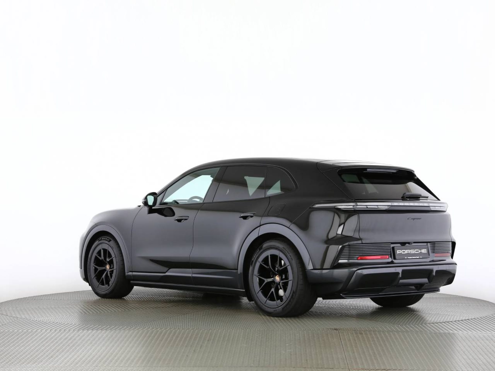 PORSCHE Cayenne Electric-image-17