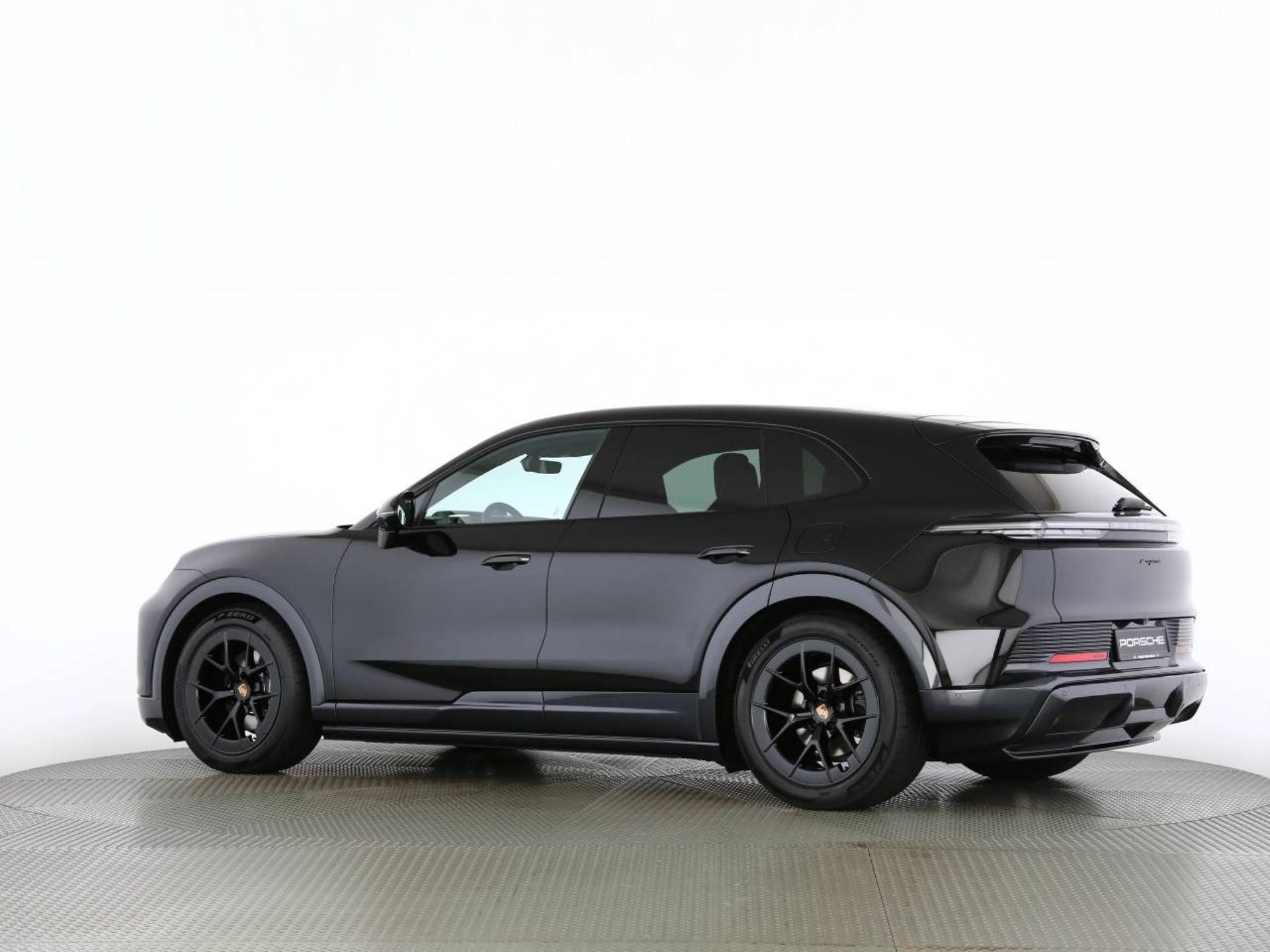 PORSCHE Cayenne Electric-image-16