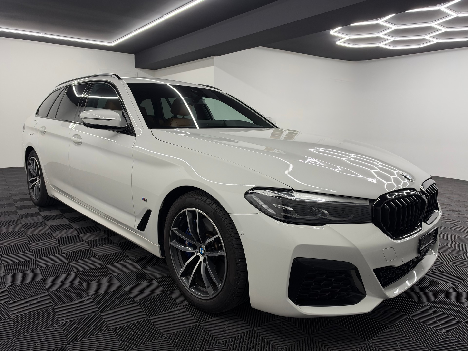 BMW 520d xDrive 48V Touring M Sport Steptronic-image-7