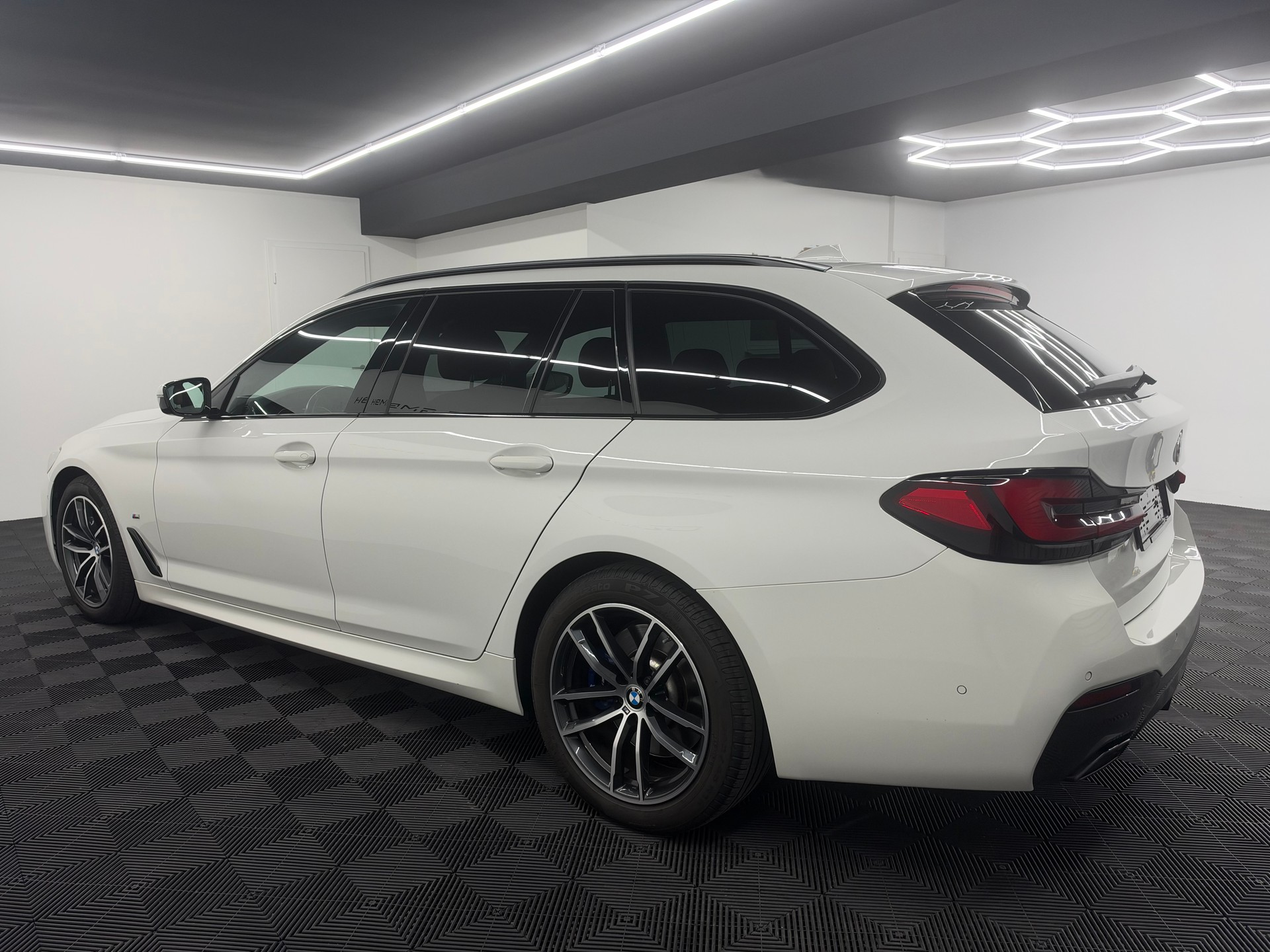 BMW 520d xDrive 48V Touring M Sport Steptronic-showroom-element-3