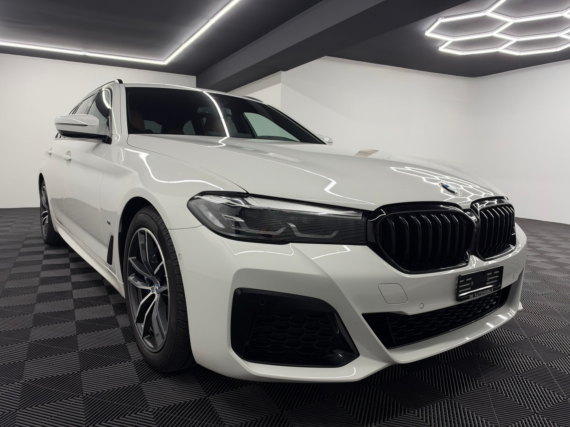 BMW 520d xDrive 48V Touring M Sport Steptronic-image-8