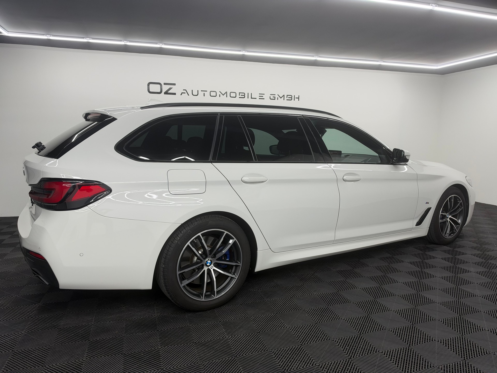 BMW 520d xDrive 48V Touring M Sport Steptronic-image-6