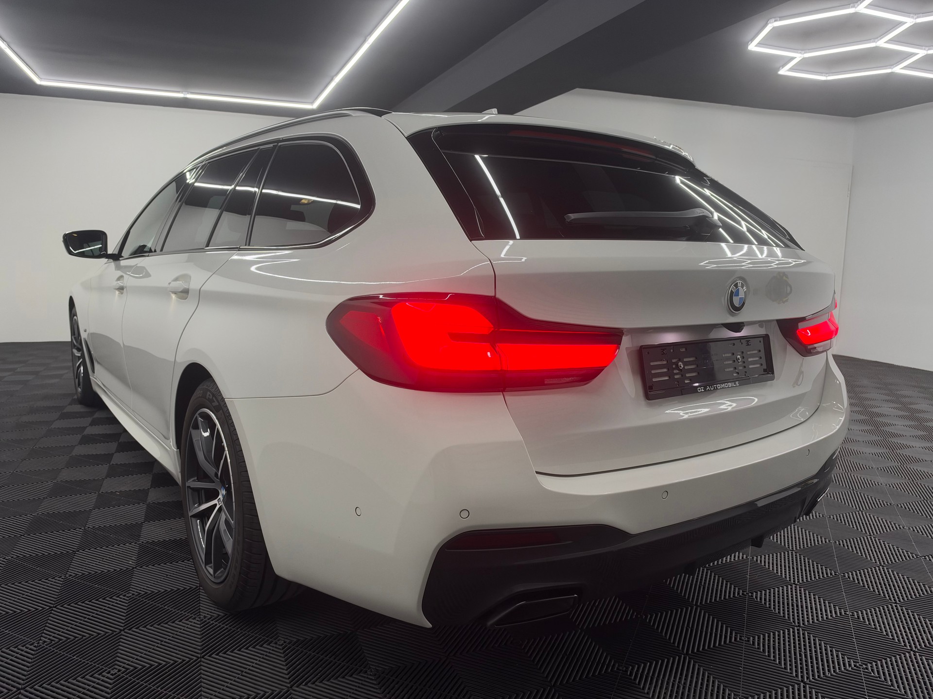 BMW 520d xDrive 48V Touring M Sport Steptronic-image-4