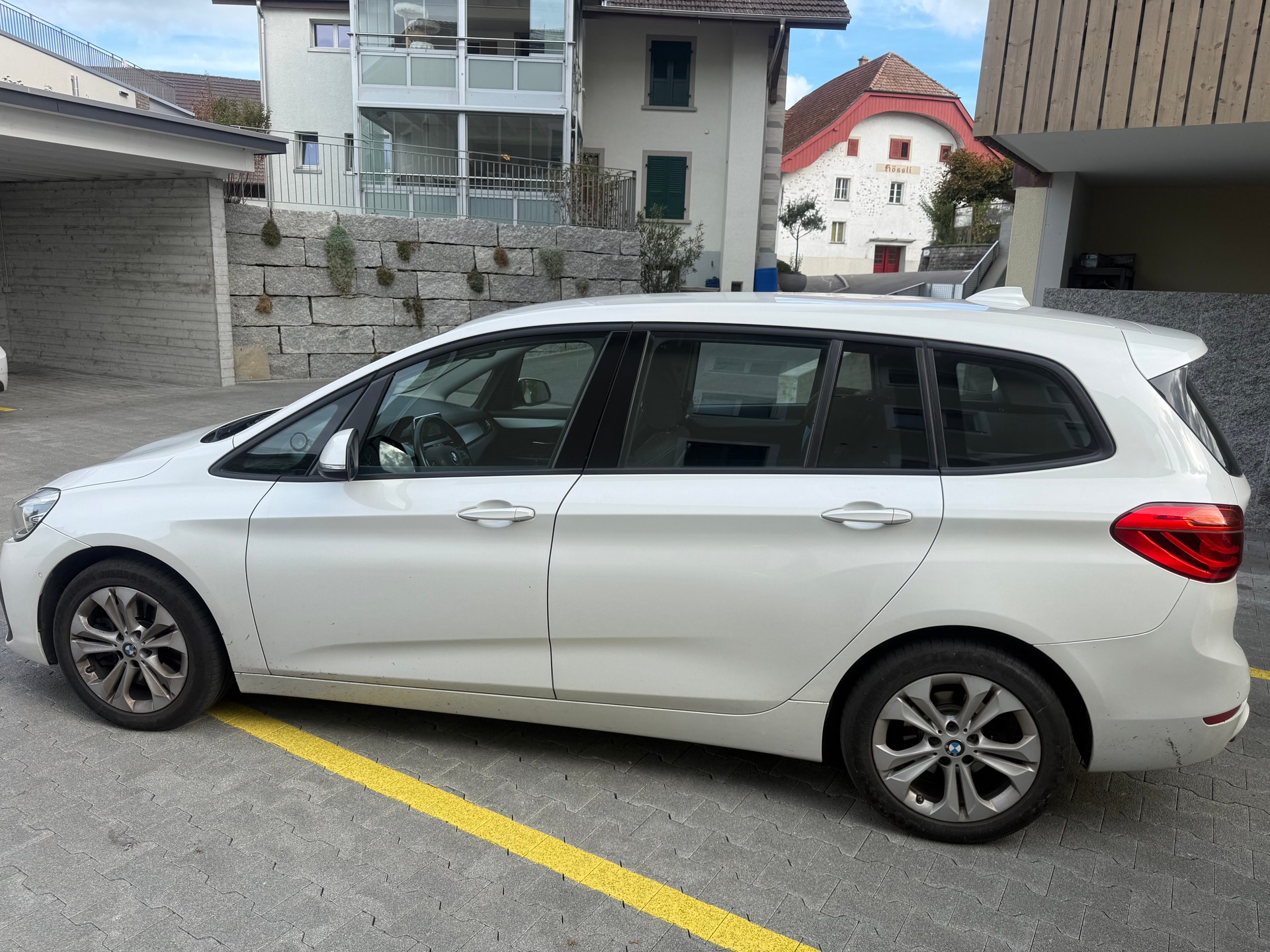 BMW 218d xDrive-image-1