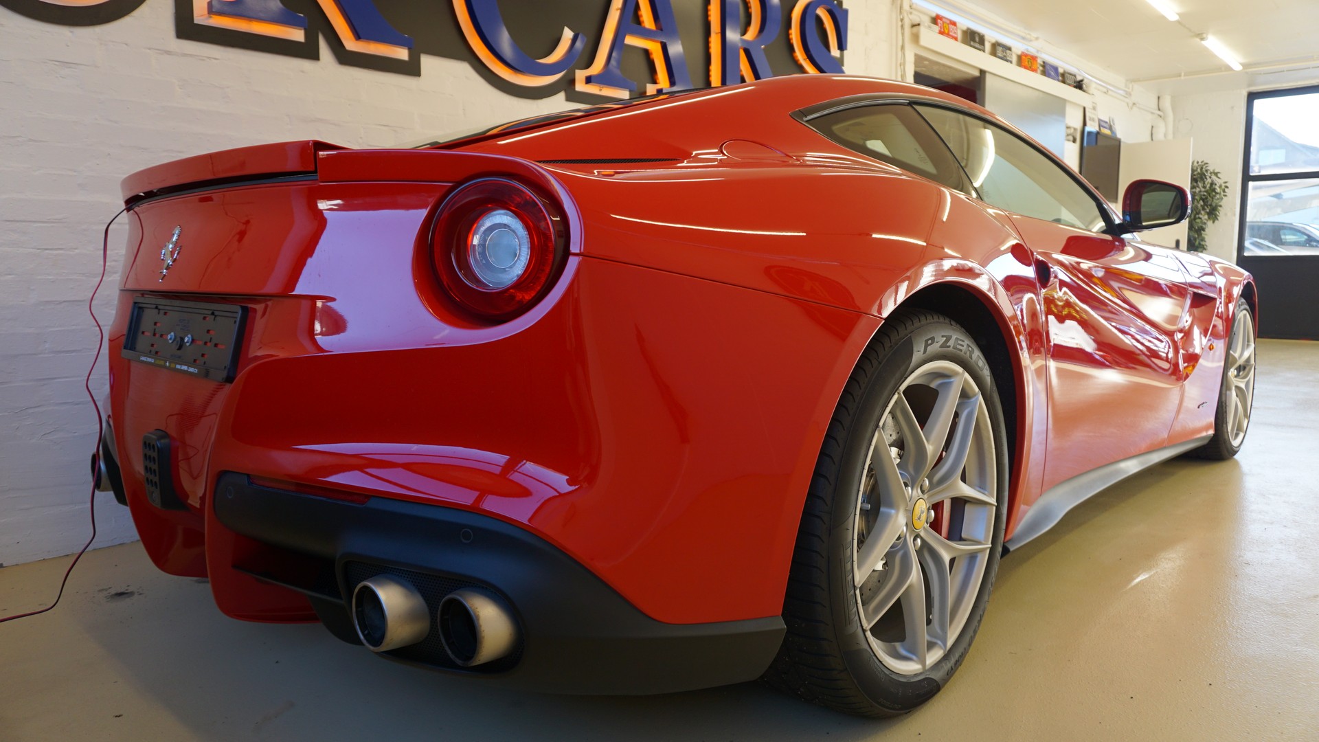 FERRARI F12 Berlinetta-showroom-element-2