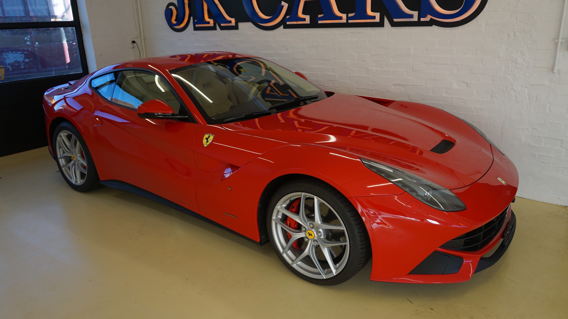 FERRARI F12 Berlinetta-showroom-element-1