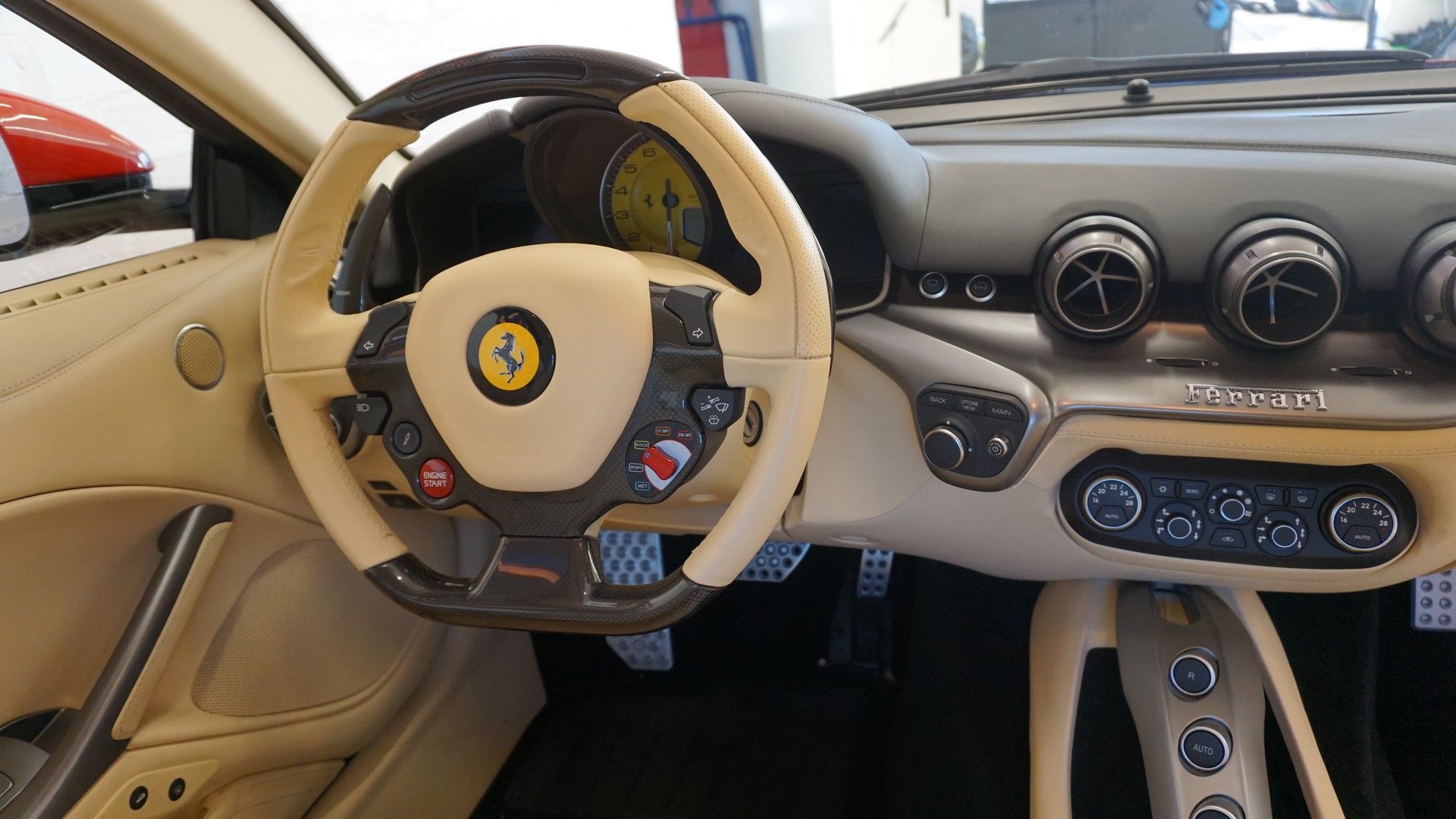 FERRARI F12 Berlinetta-showroom-element-3
