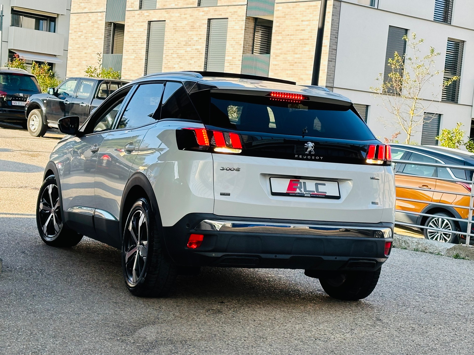 PEUGEOT 3008 1.2 PureTech Allure-image-8
