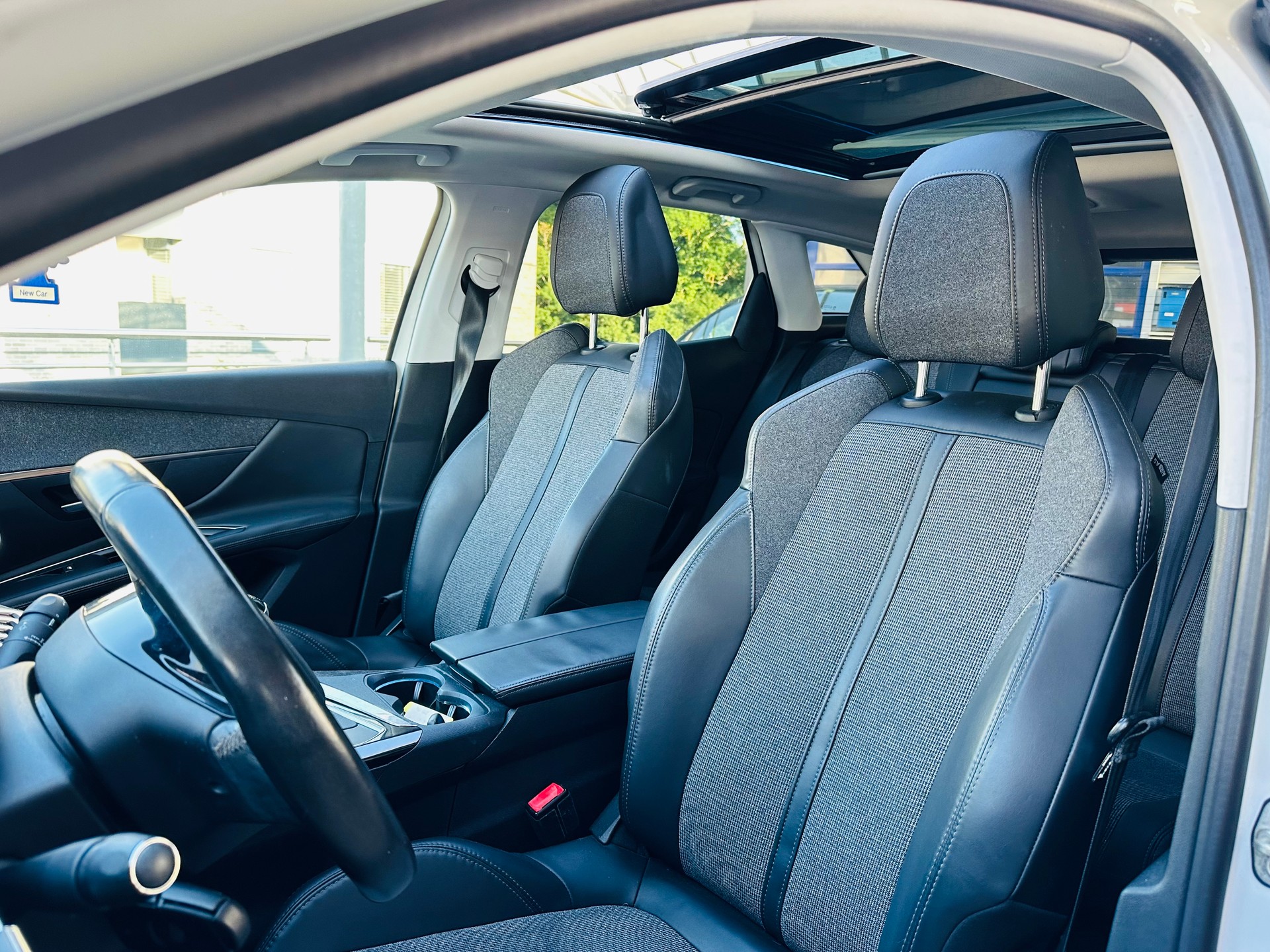 PEUGEOT 3008 1.2 PureTech Allure-image-11