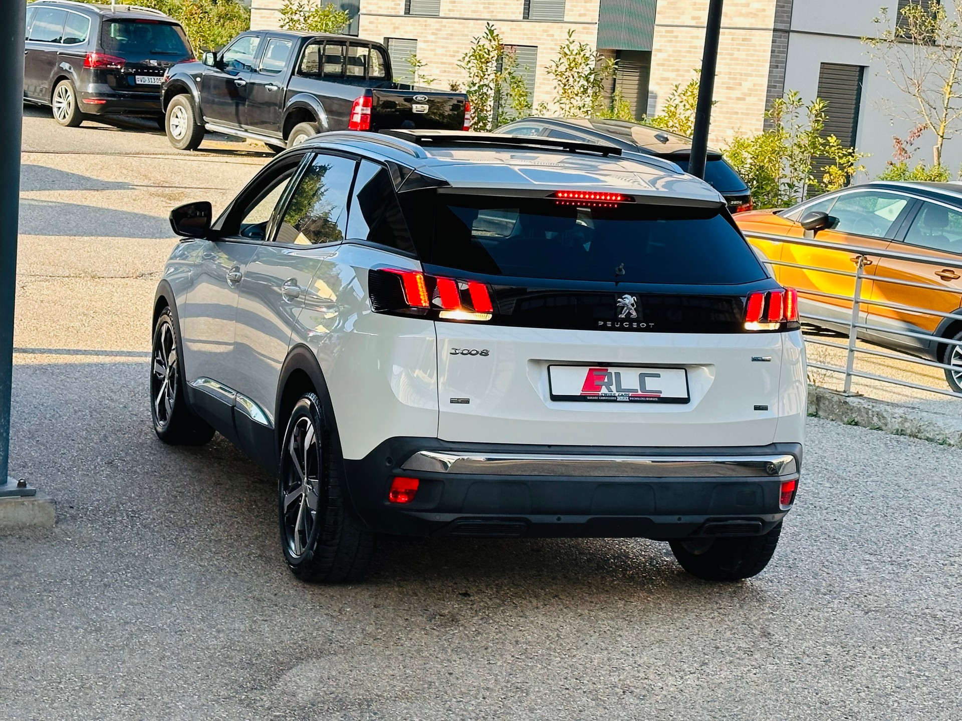 PEUGEOT 3008 1.2 PureTech Allure-image-9