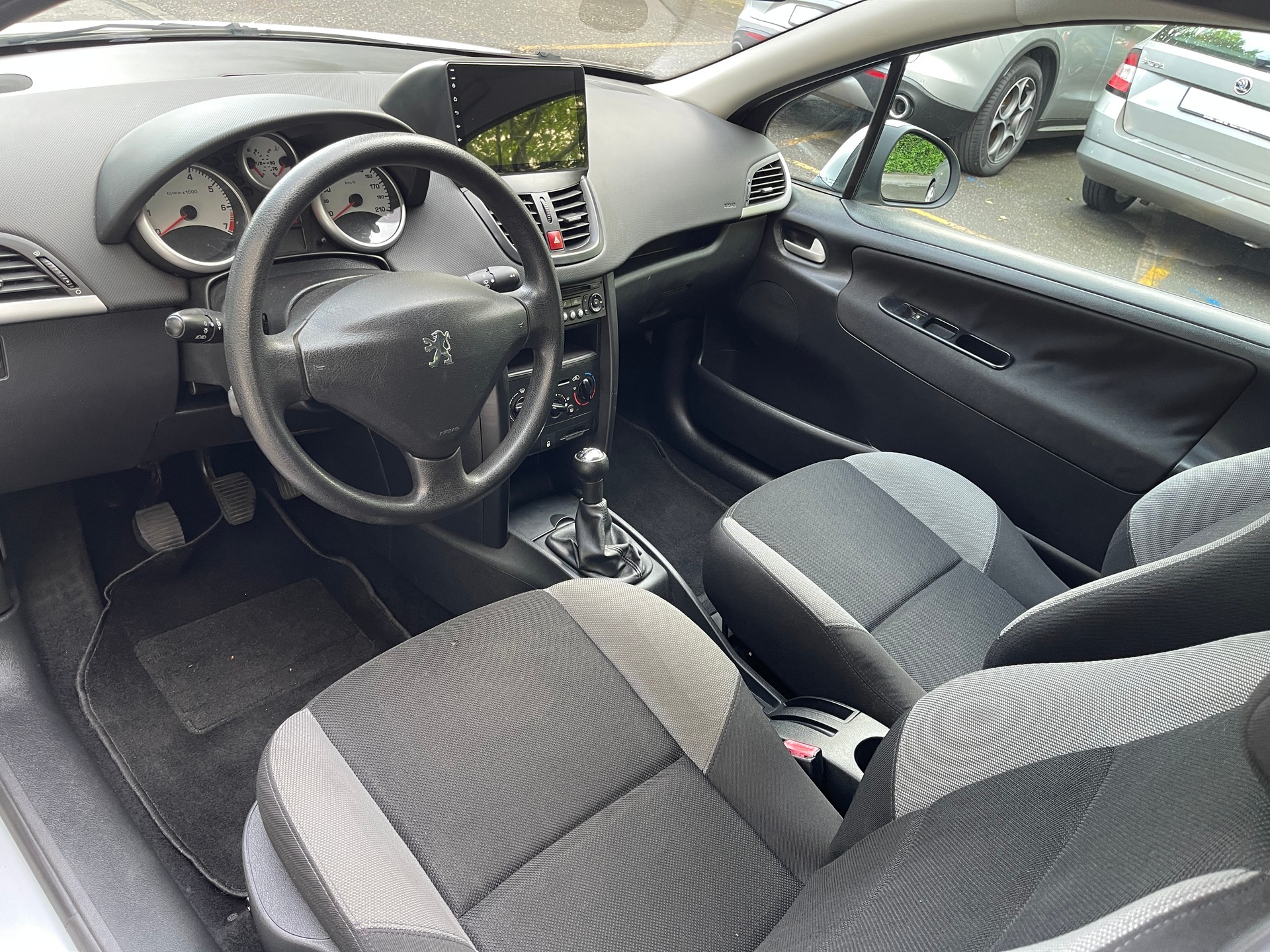 PEUGEOT 207 1.4 16V Trendy Clim'-image-6