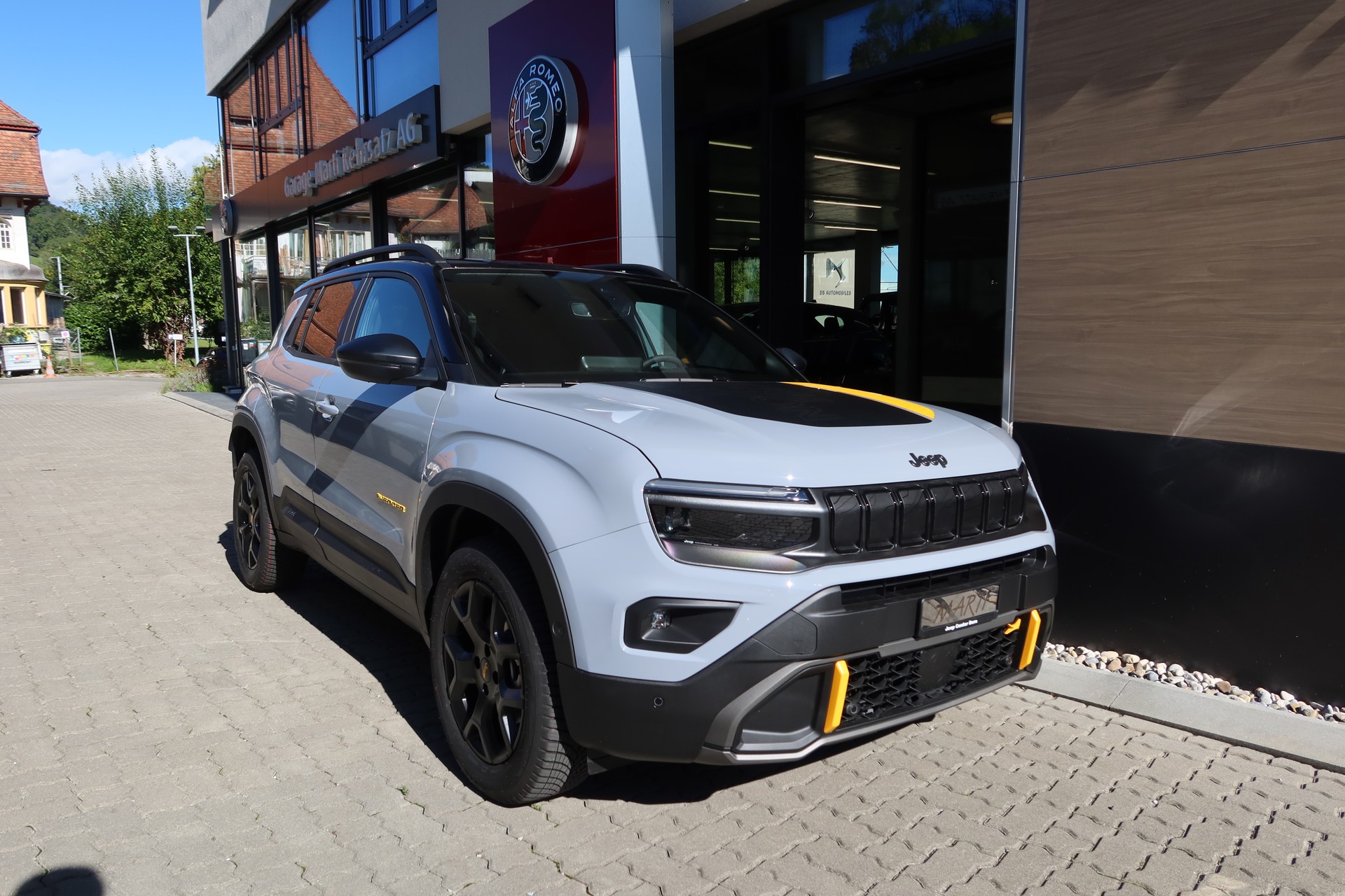 JEEP Avenger 1.2 T TNF 4xe-image-1