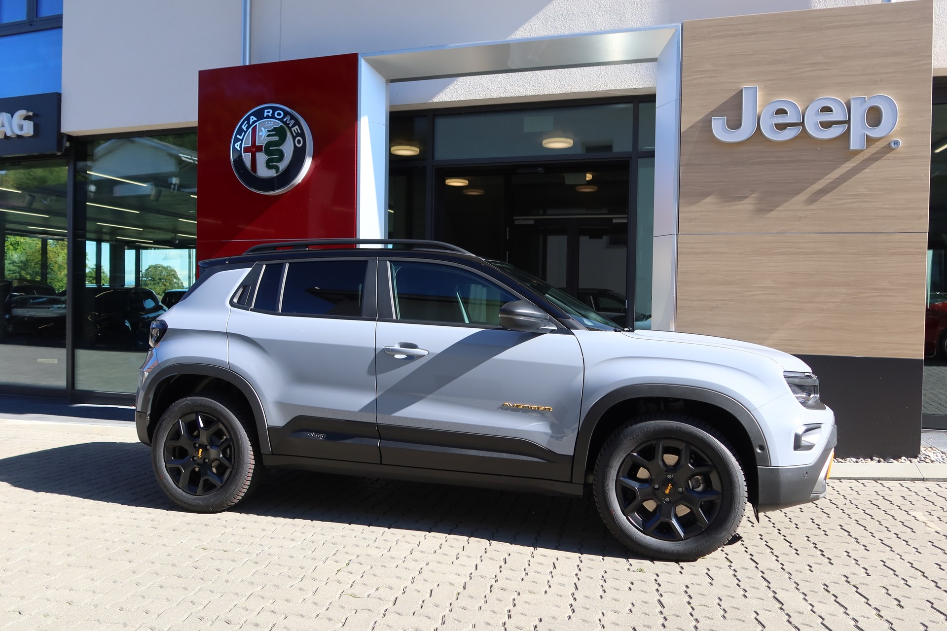 JEEP Avenger 1.2 T TNF 4xe-image-3
