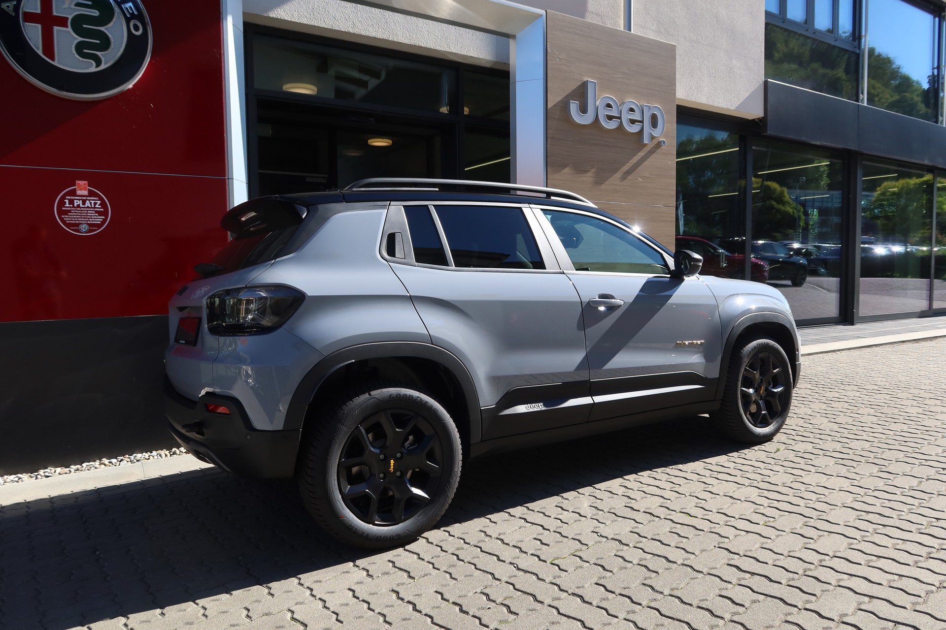 JEEP Avenger 1.2 T TNF 4xe-image-5