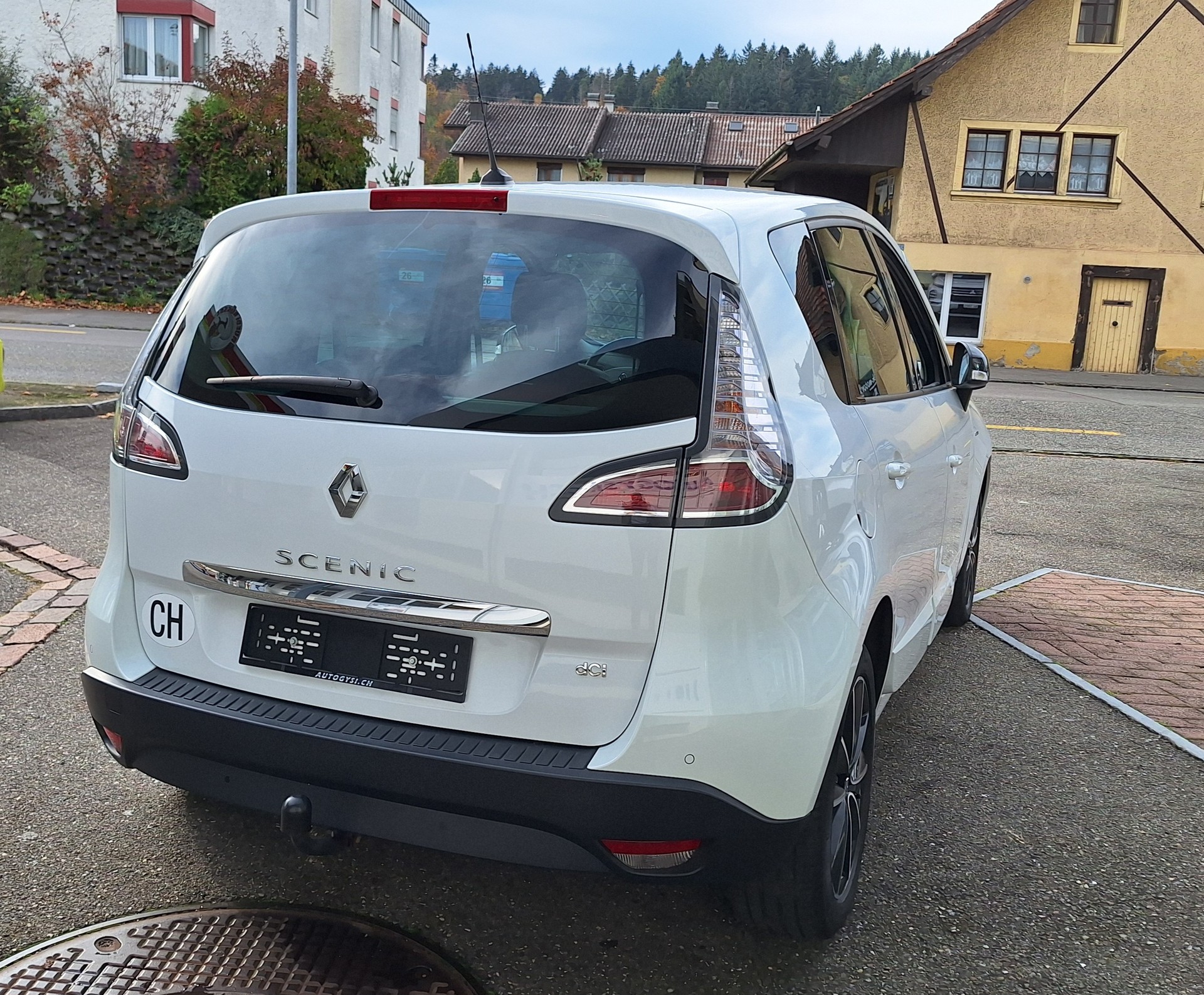 RENAULT Scénic 1.5 dCi Bose Automat mit AHK *frisch ab MFK*-image-2