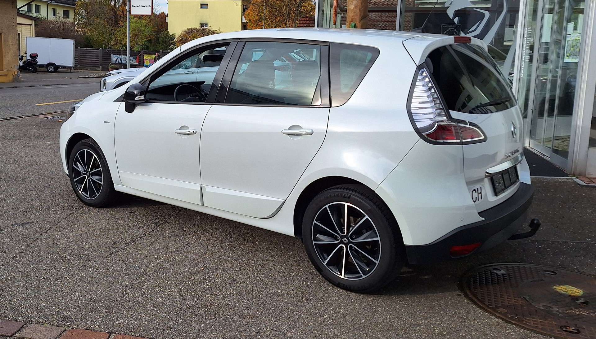 RENAULT Scénic 1.5 dCi Bose Automat mit AHK *frisch ab MFK*-image-1