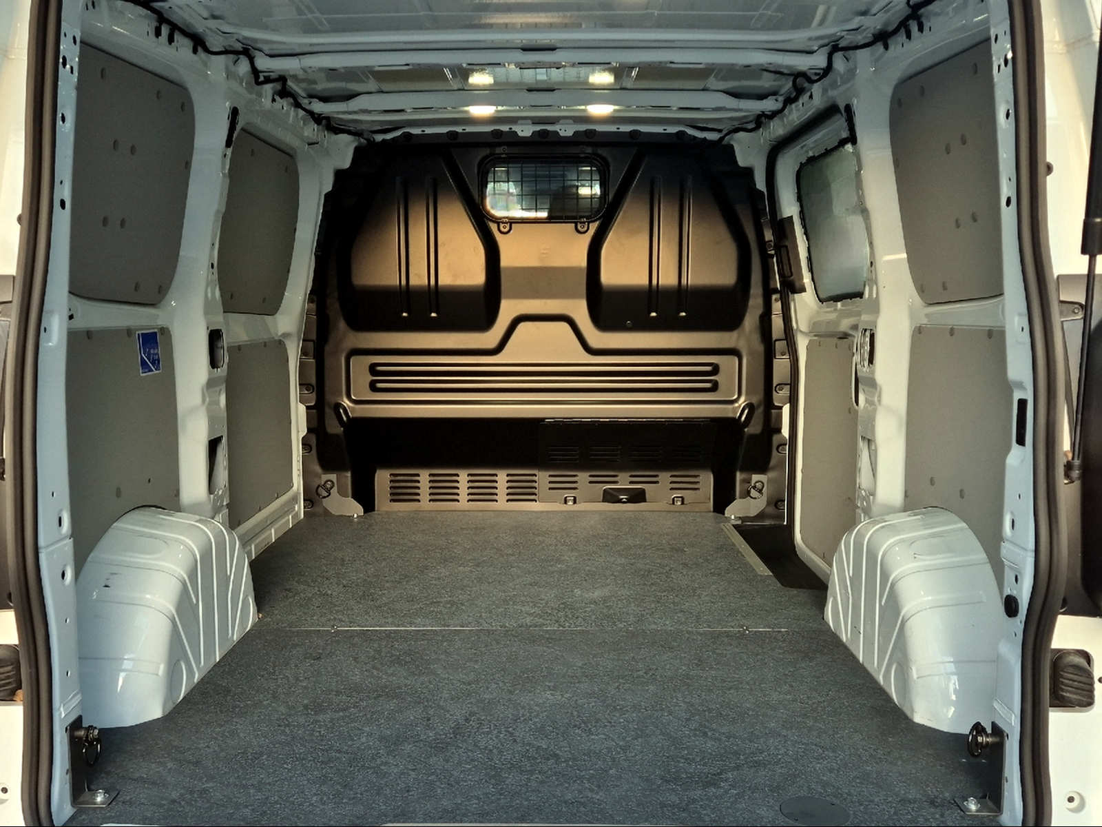 VW Transporter 2.0 TDI 4Motion Automat-image-10