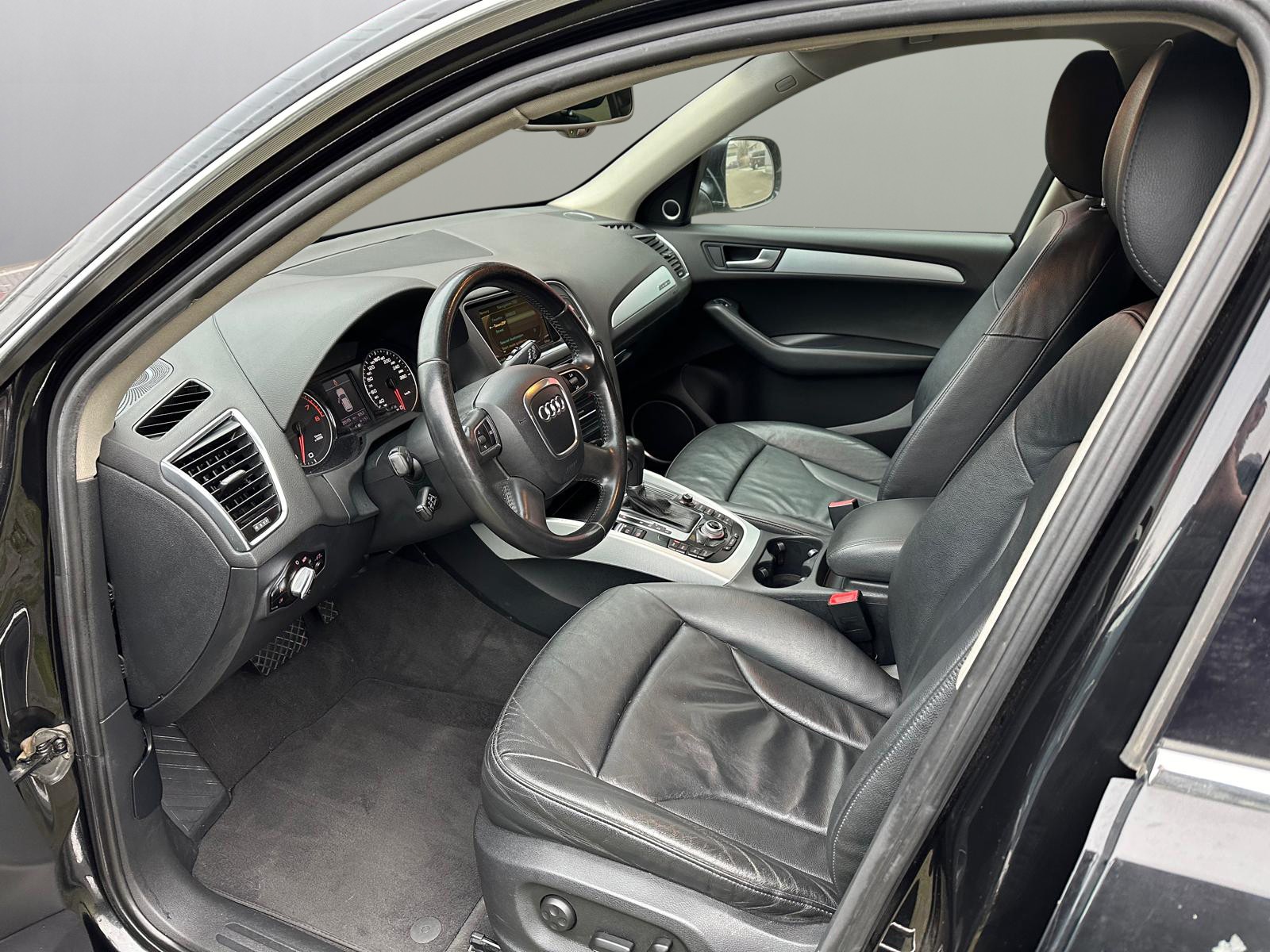 AUDI Q5 3.2 FSI quattro S-tronic-image-9