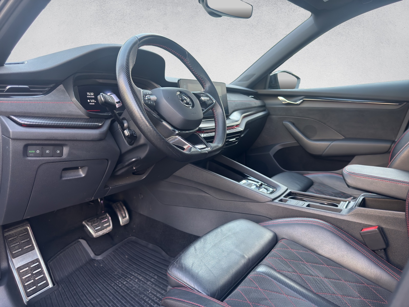 SKODA Octavia Combi 2.0 TSI DSG RS-image-12