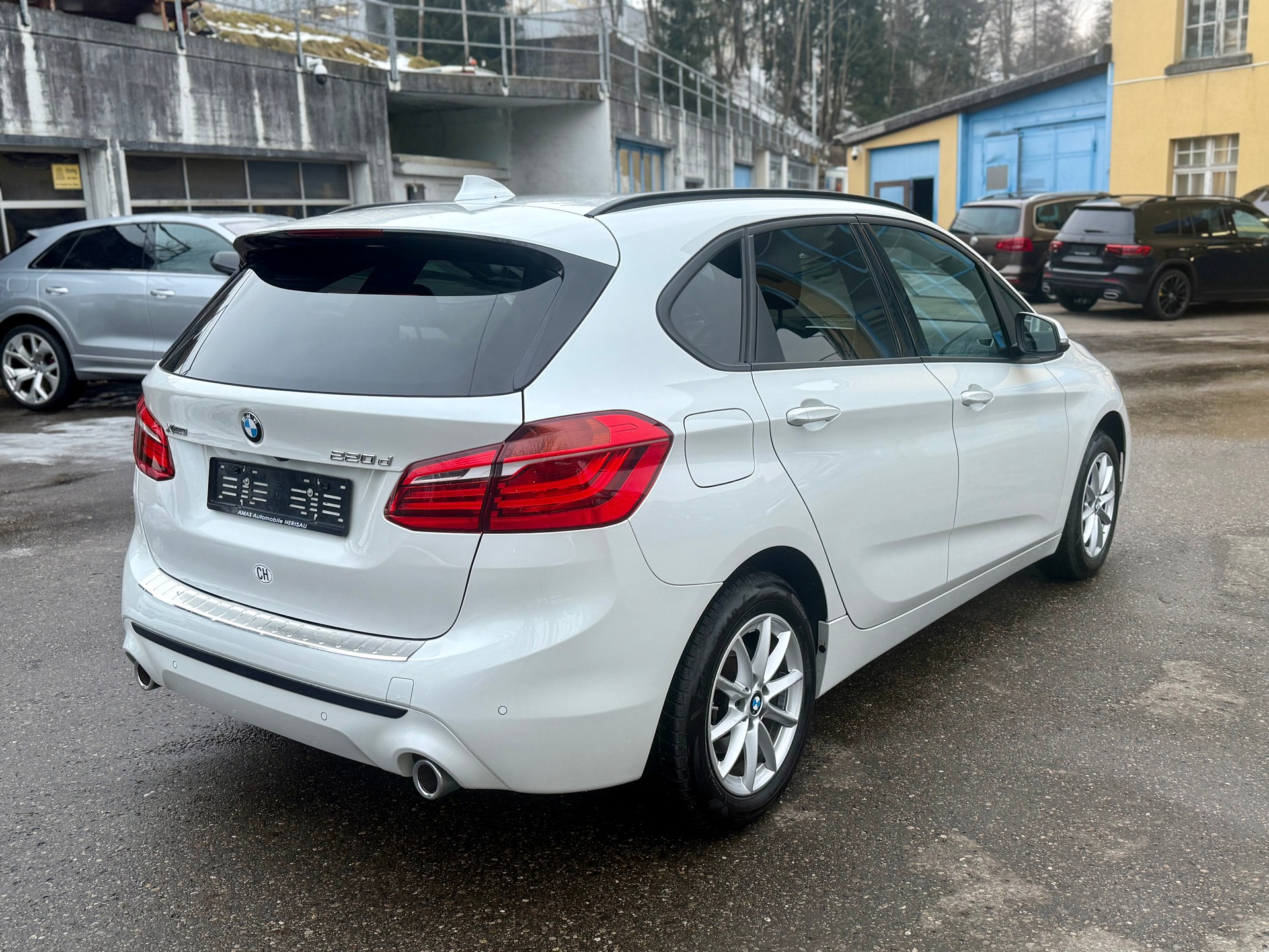 BMW 220d xDrive Active Tourer Steptronic Luxury Line-image-4