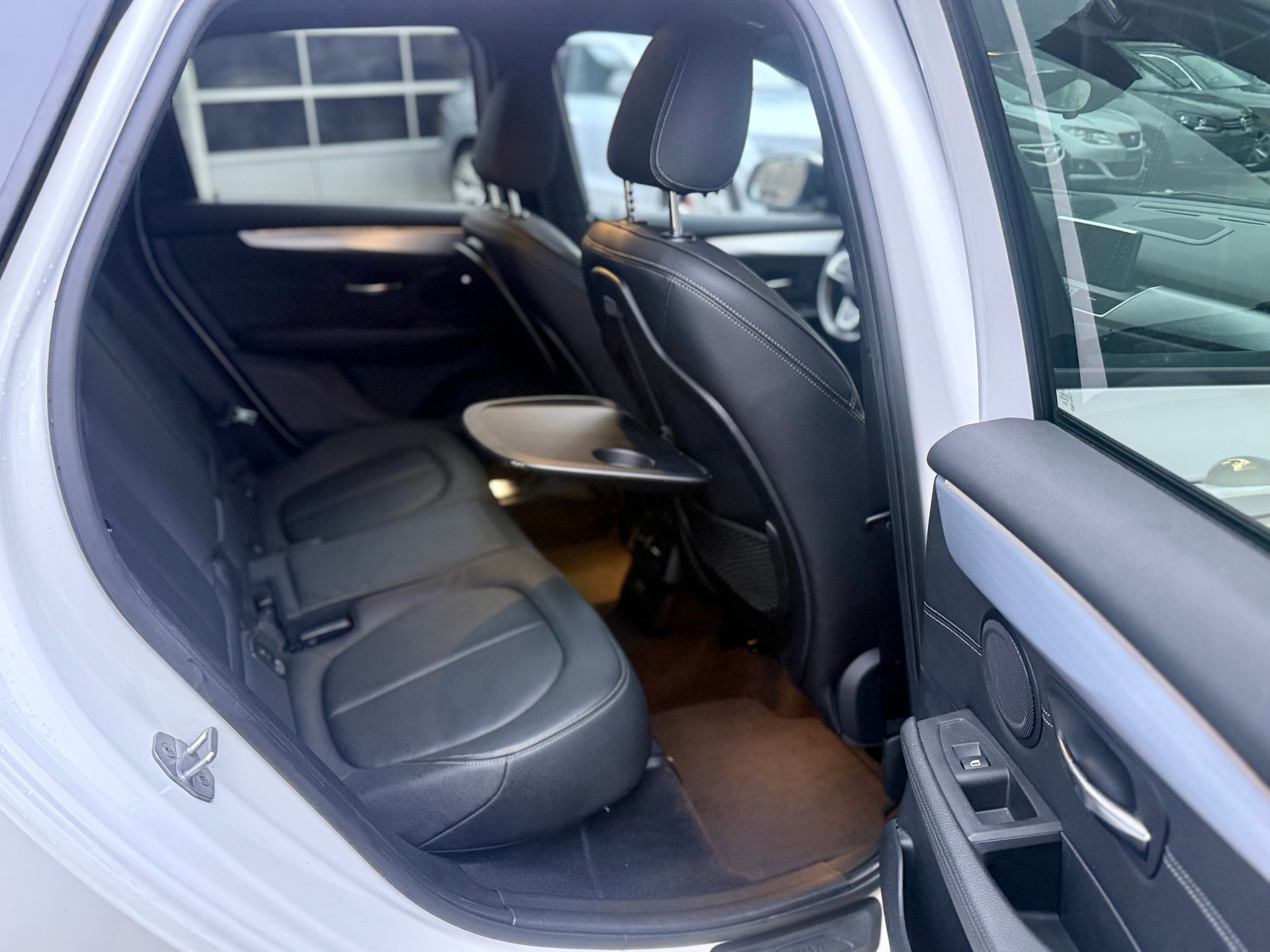 BMW 220d xDrive Active Tourer Steptronic Luxury Line-image-9