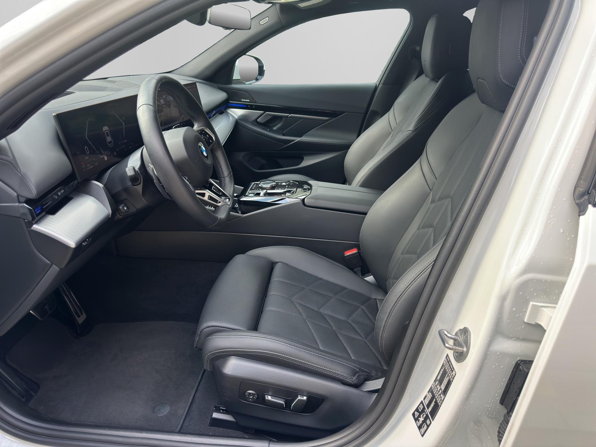 BMW 520d xDrive 48V Touring M Sport Steptronic-image-11