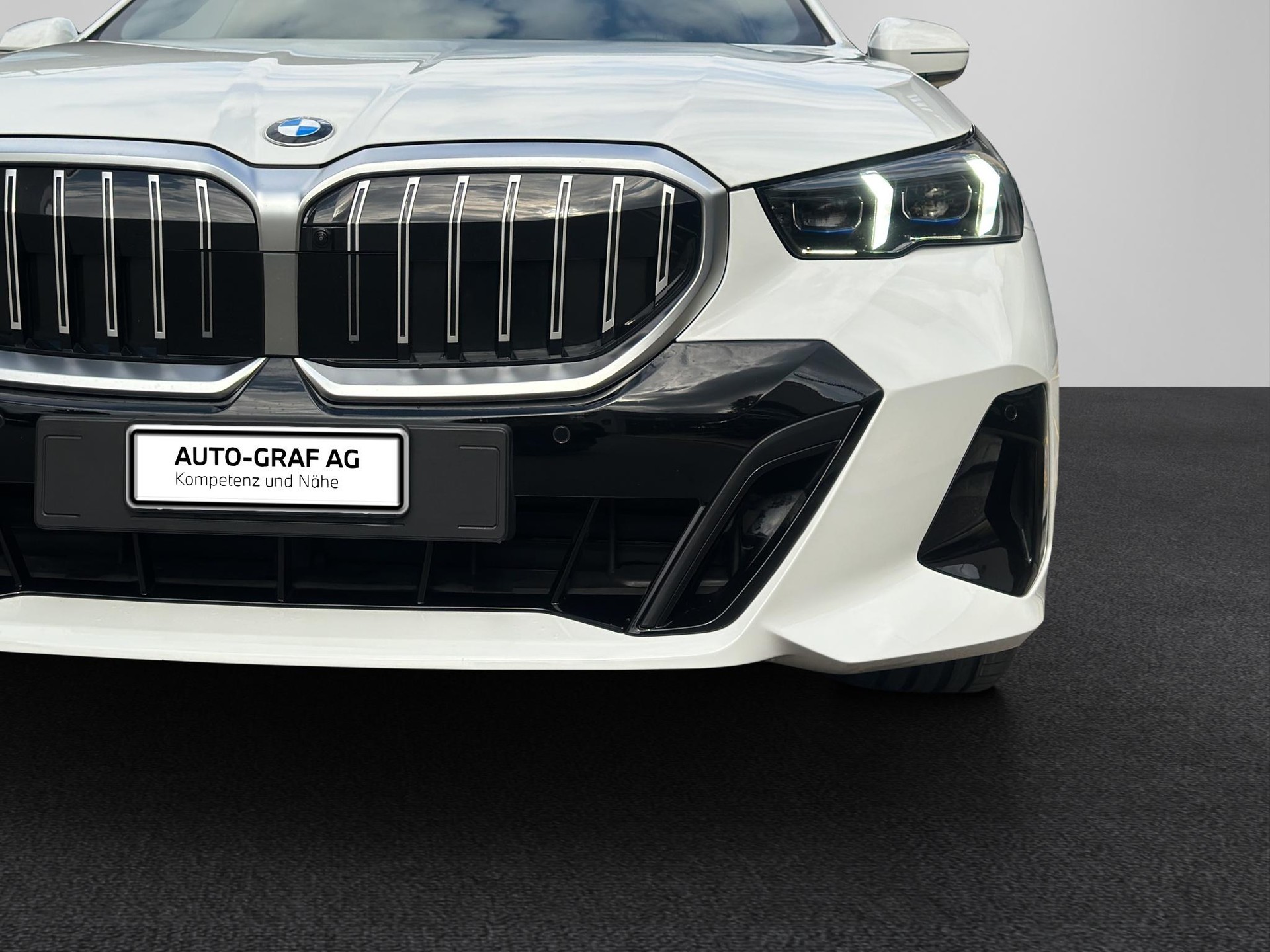 BMW 520d xDrive 48V Touring M Sport Steptronic-image-8