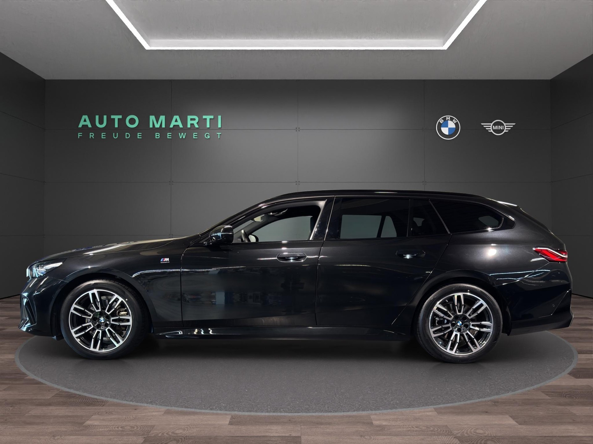 BMW 520d xDrive Touring M Sport-image-2