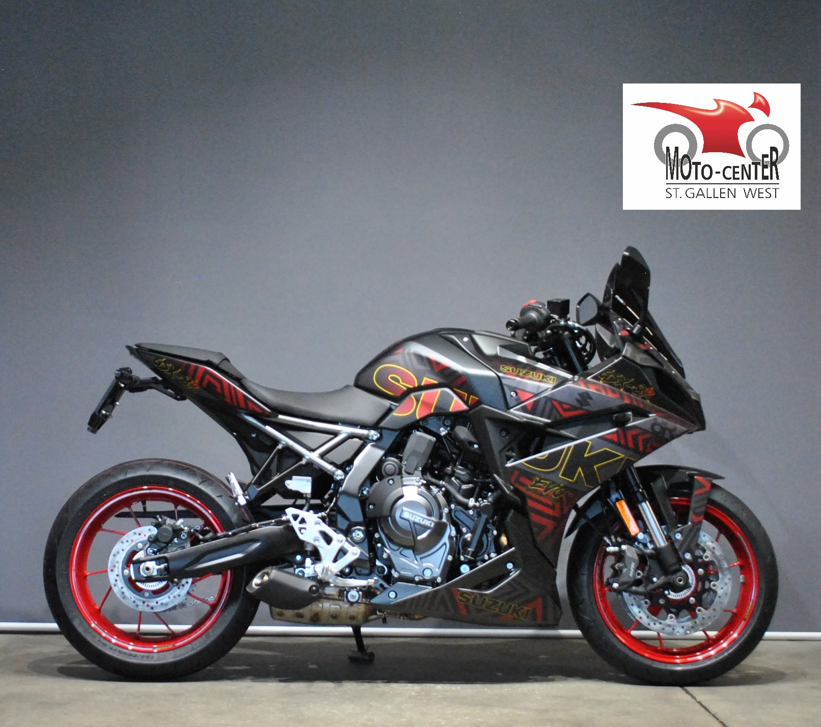 SUZUKI GSX 8R BLACK EVO-showroom-element-1