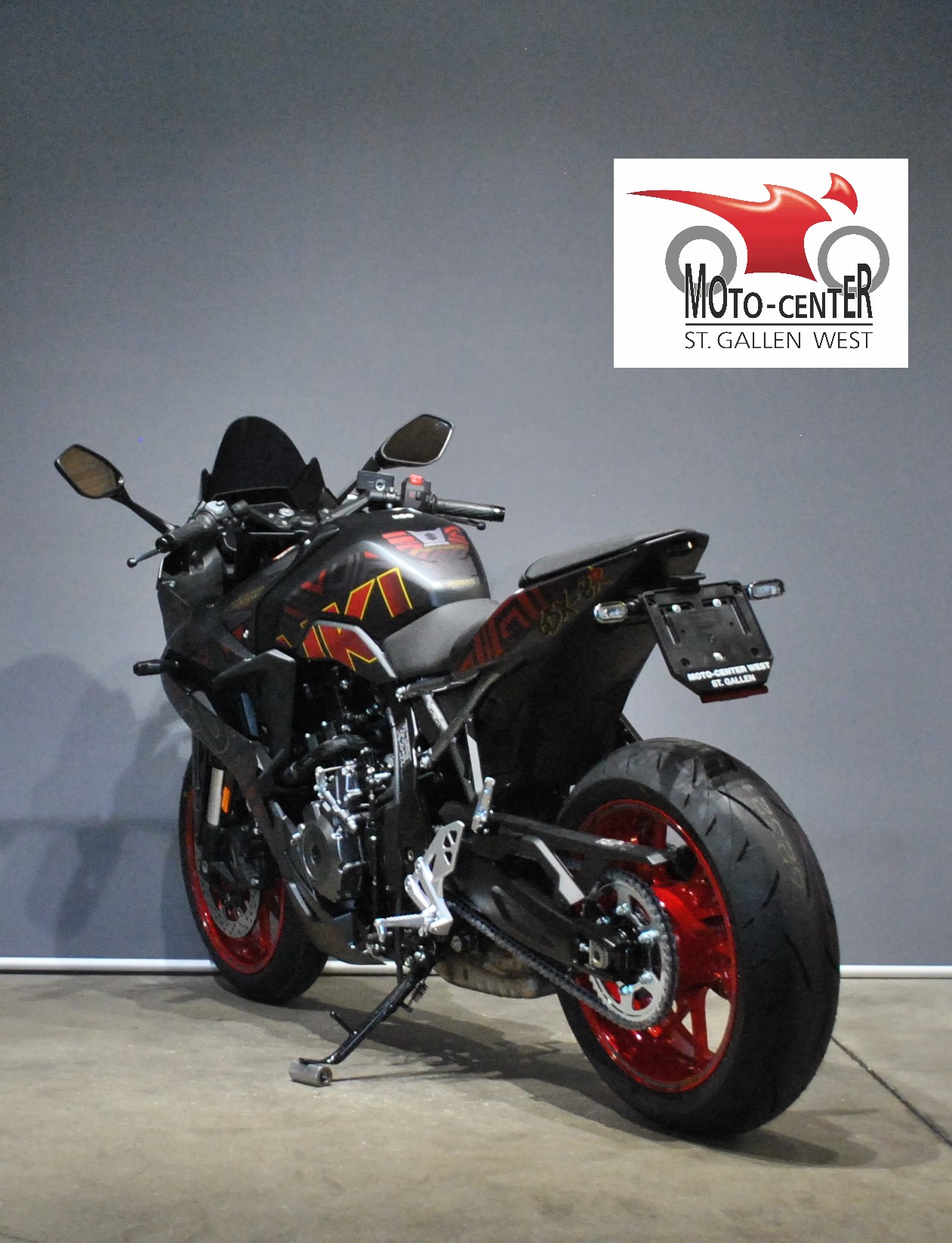 SUZUKI GSX 8R BLACK EVO-showroom-element-3