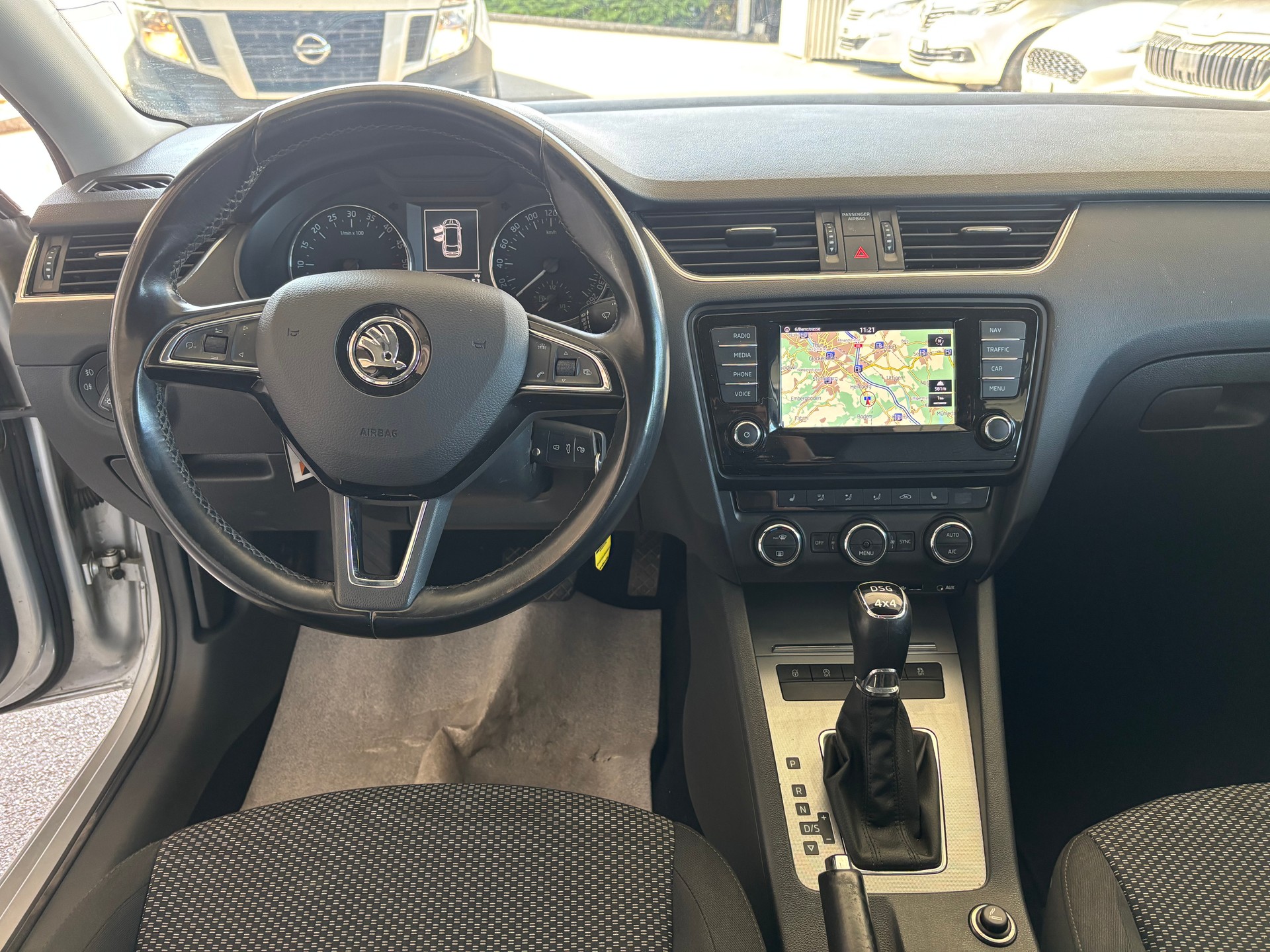 SKODA Octavia Combi 2.0 TDI Style 4x4 DSG mit AHK-image-5