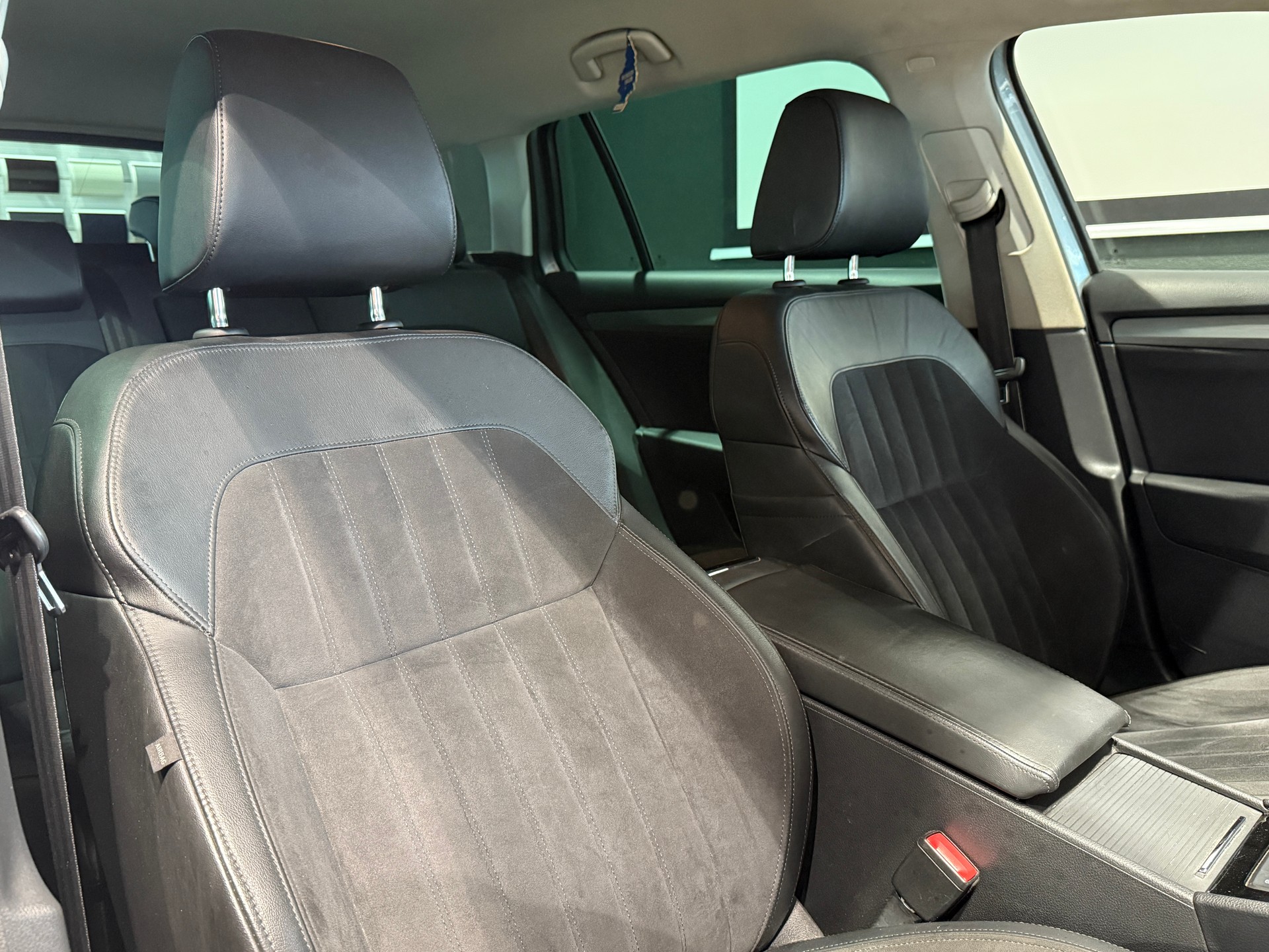 SKODA Superb Combi 2.0 TDi Style 4x4 DSG-image-11