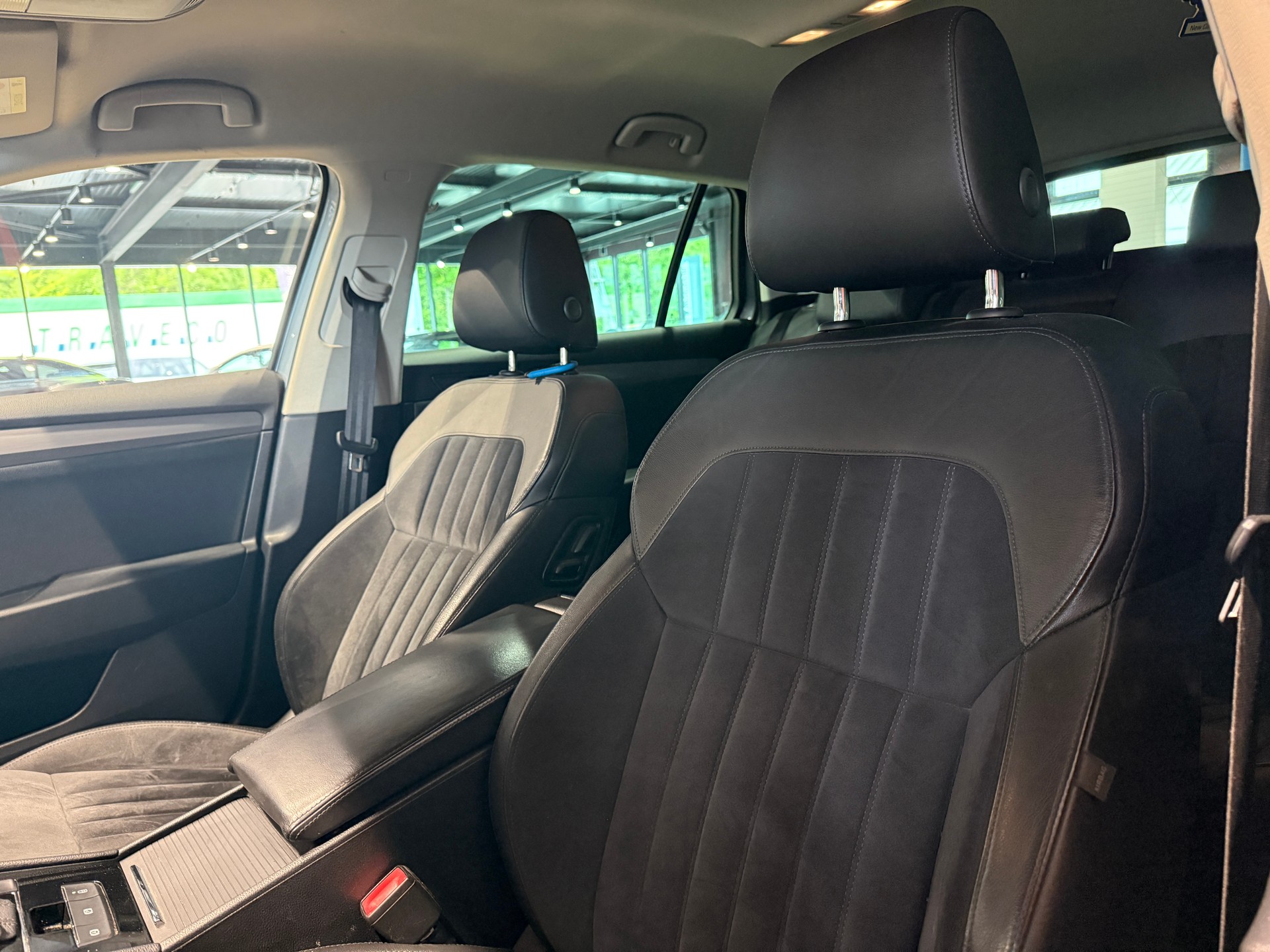 SKODA Superb Combi 2.0 TDi Style 4x4 DSG-image-10