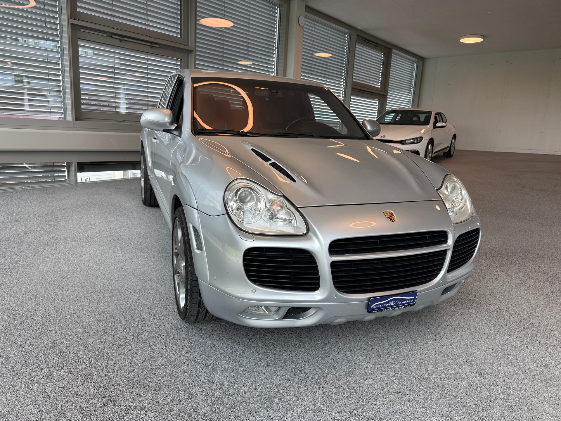 PORSCHE Cayenne Turbo-showroom-element-2