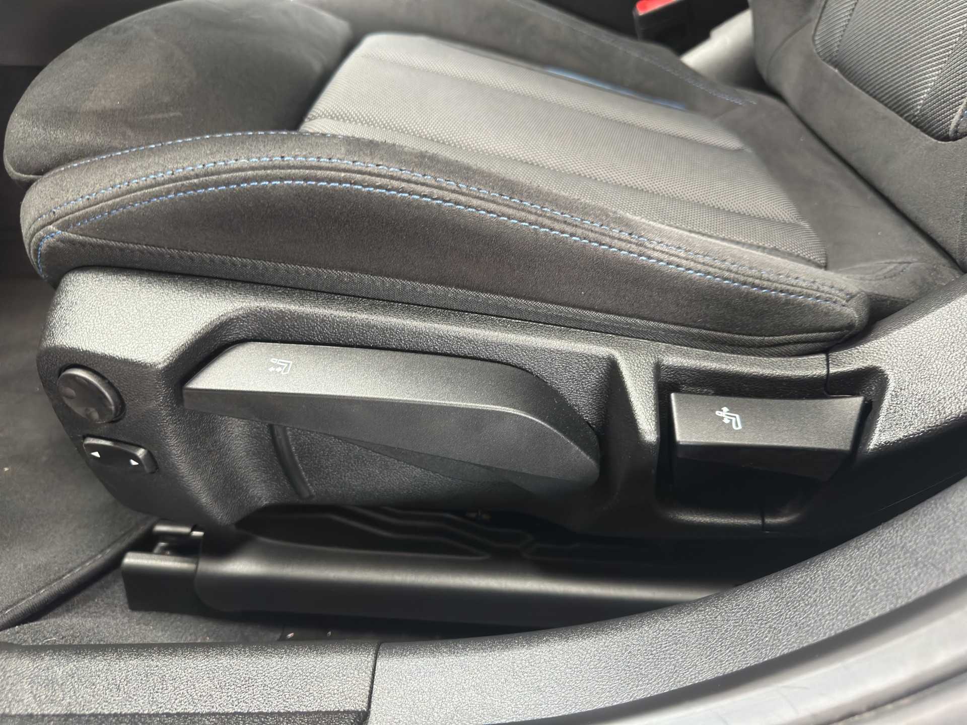 BMW 320d xDrive 48V Touring M Sport Steptronic-image-7