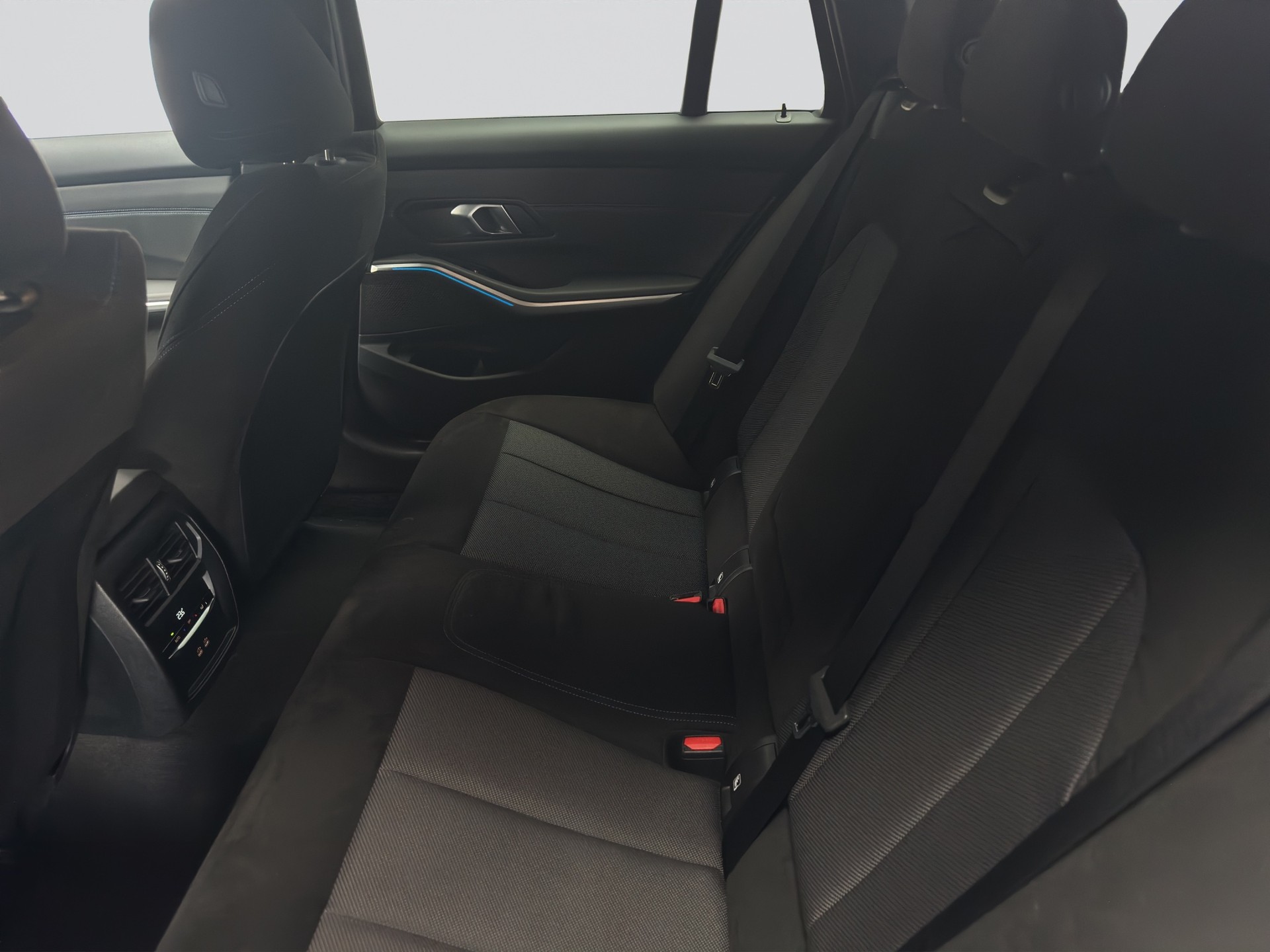 BMW 320d xDrive 48V Touring M Sport Steptronic-image-13