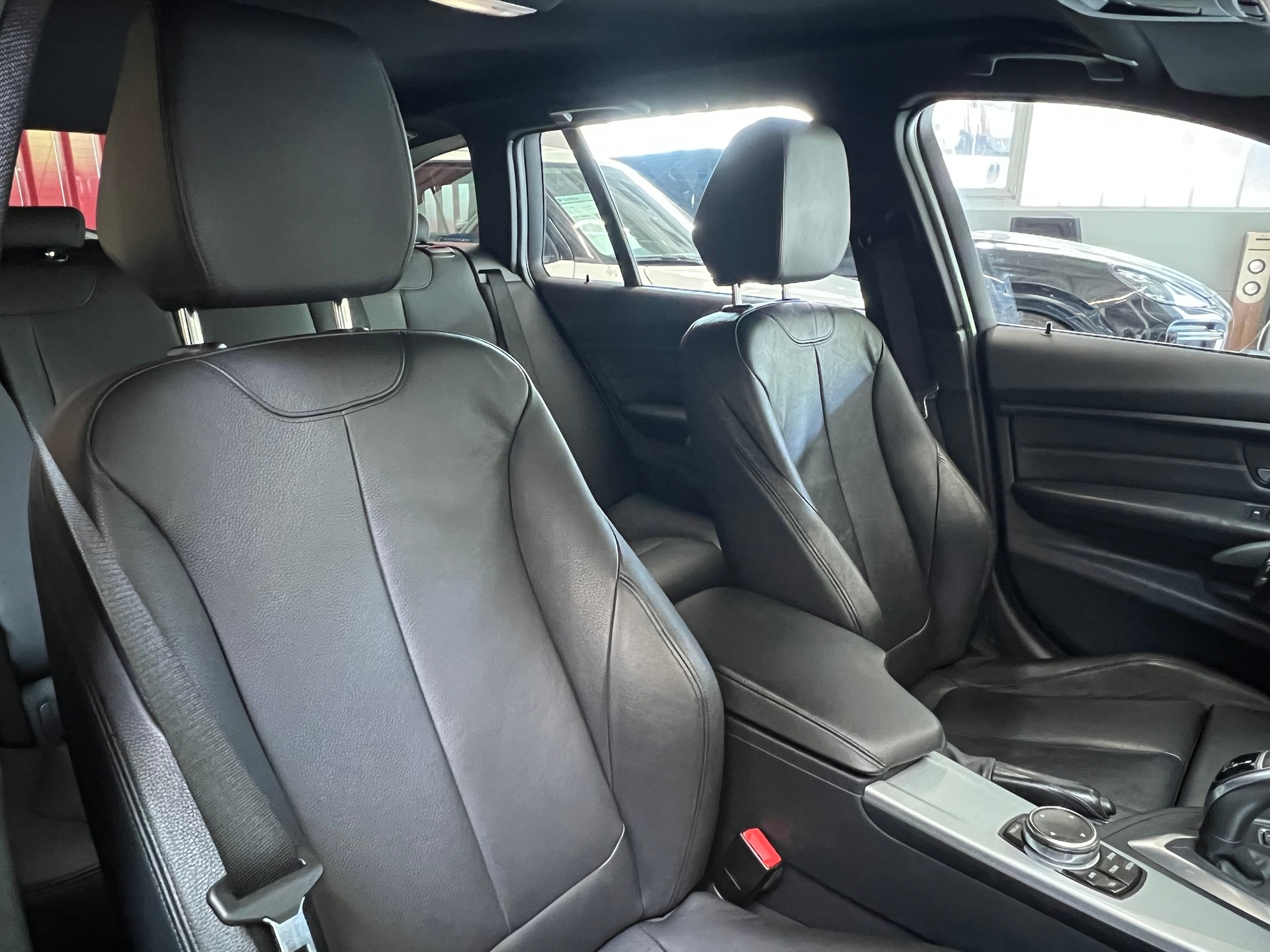 BMW 335i xDrive Touring Steptronic-image-5