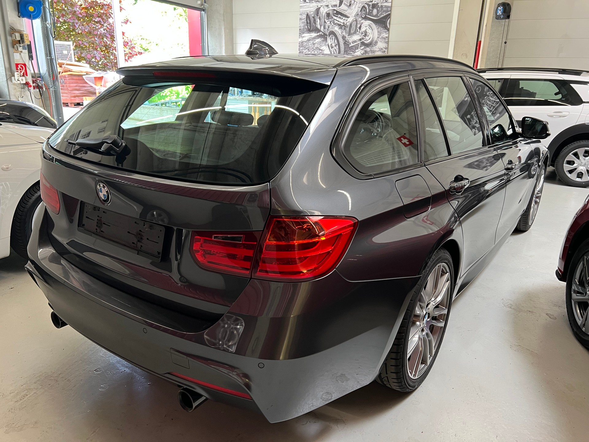 BMW 335i xDrive Touring Steptronic-showroom-element-3