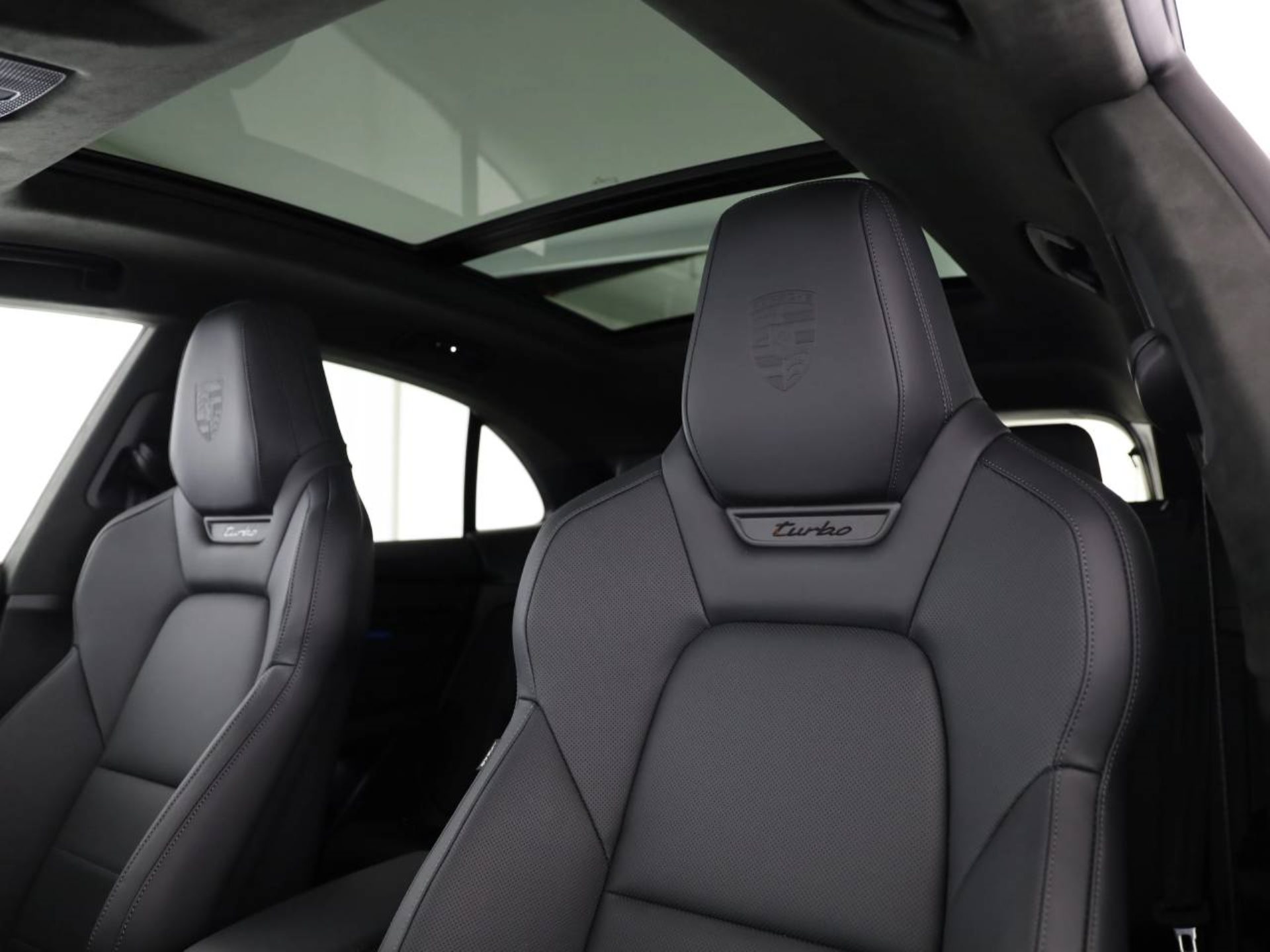 PORSCHE Macan Turbo-image-16