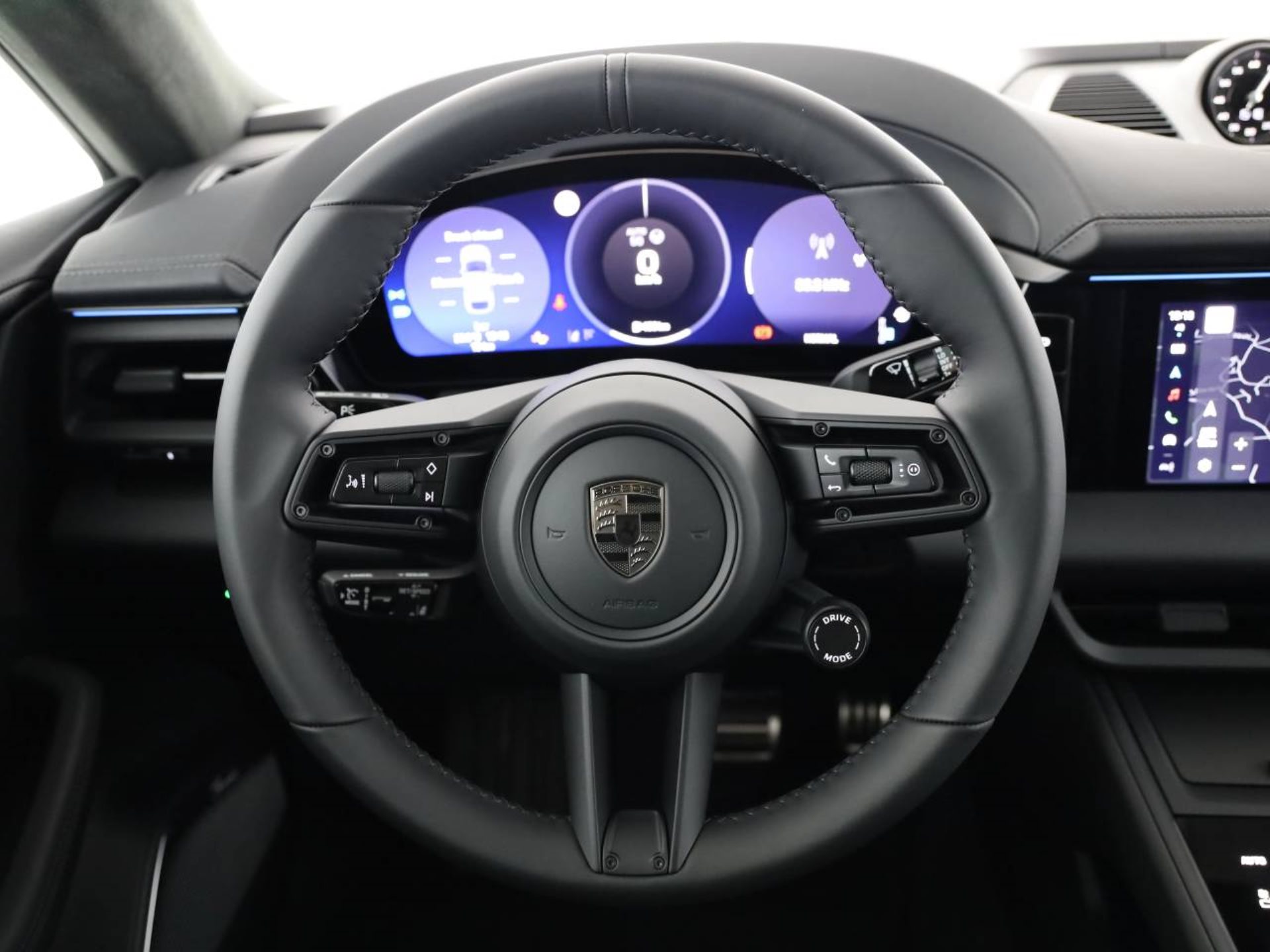 PORSCHE Macan Turbo-image-3