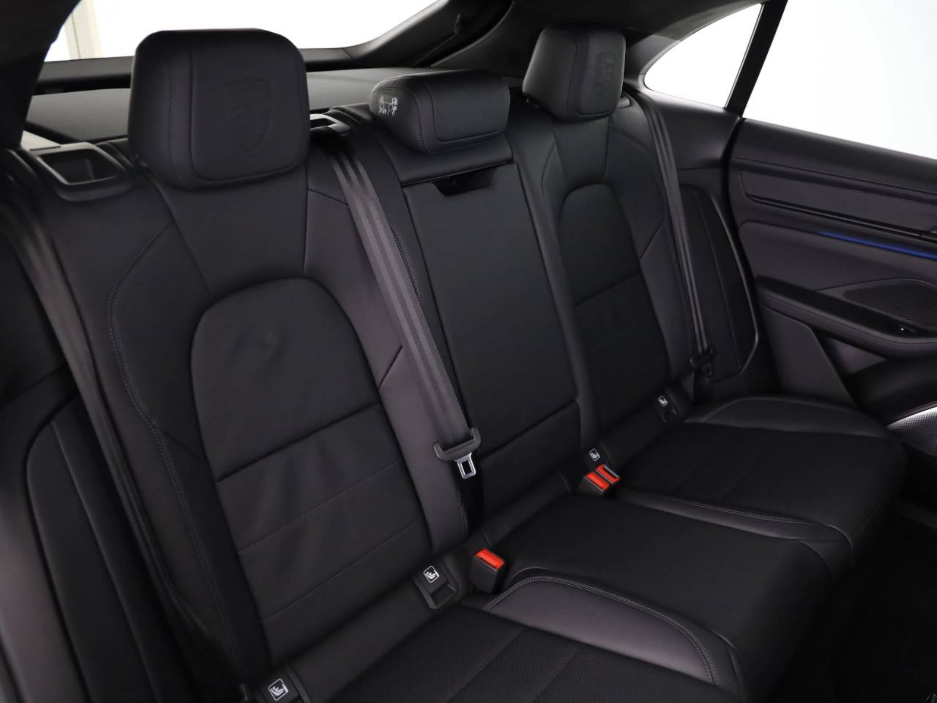 PORSCHE Macan Turbo-image-18