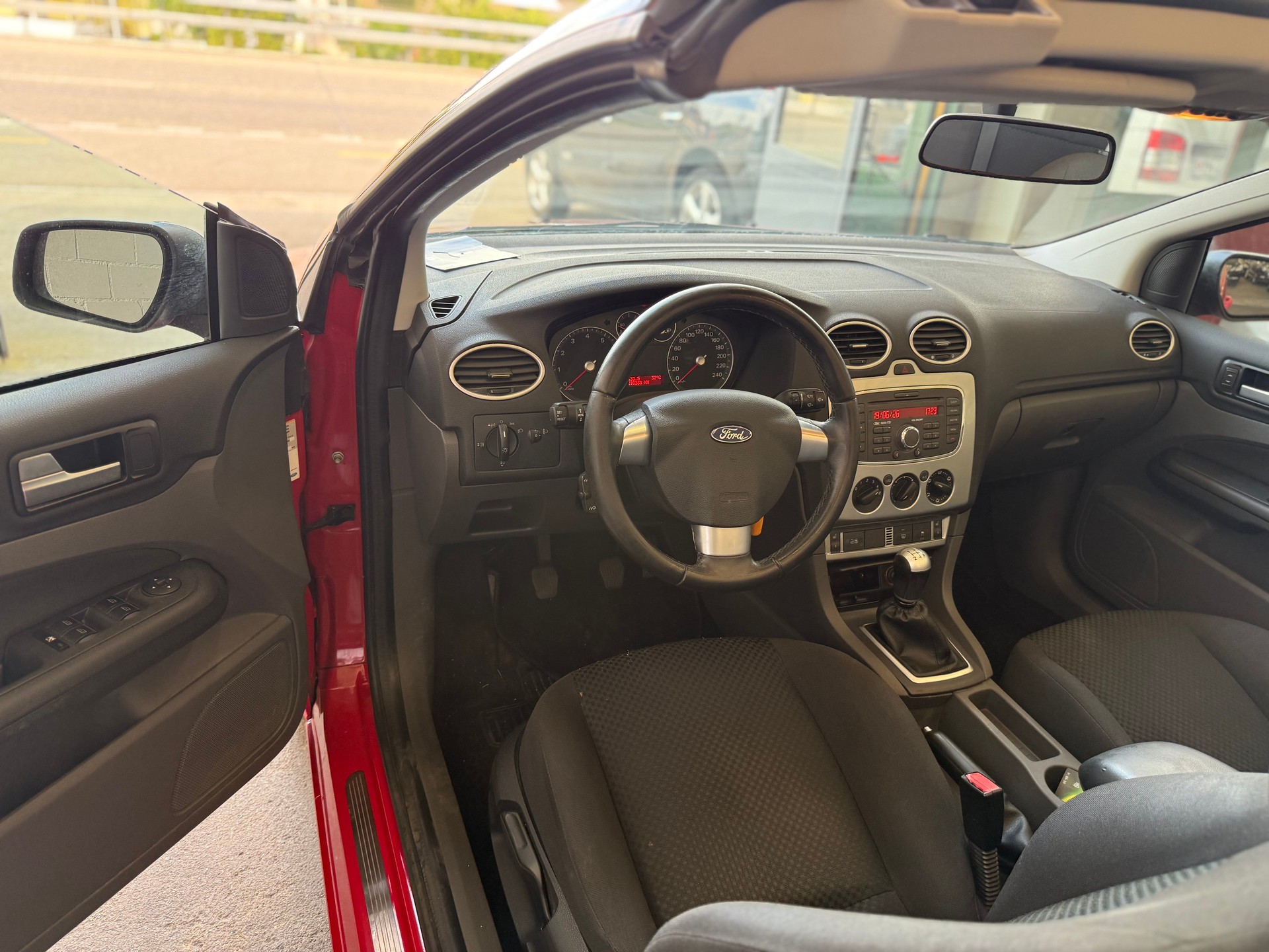 FORD Focus CC 2.0i Ambiente-image-8