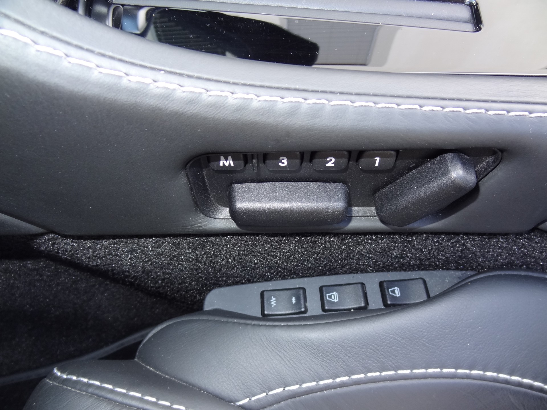 ASTON MARTIN V8 Vantage 4.7 S Sportshift-image-16