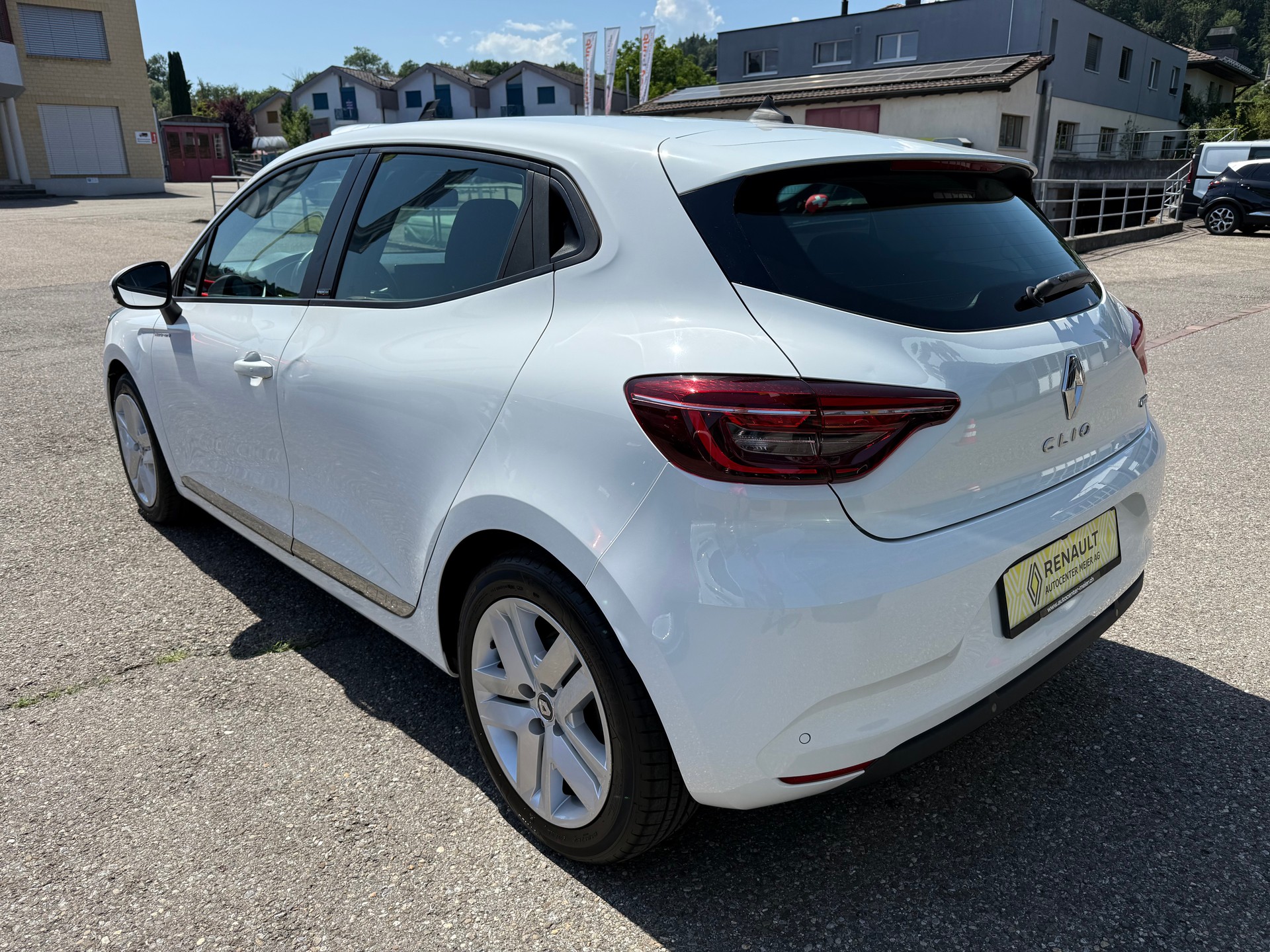 RENAULT Clio 1.6 E-Tech Zen-image-2